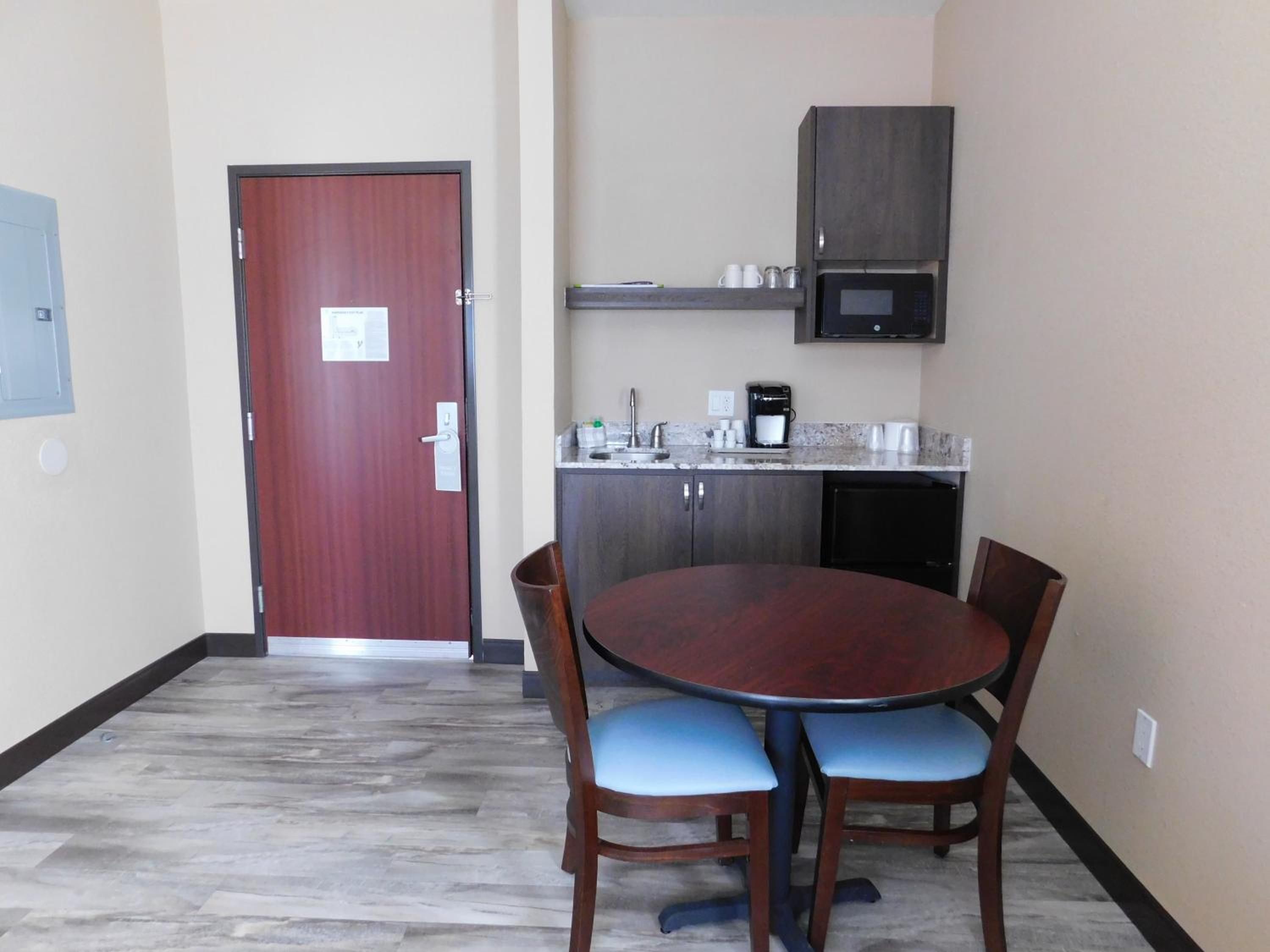 King Suite - Non-Smoking - Photo 8