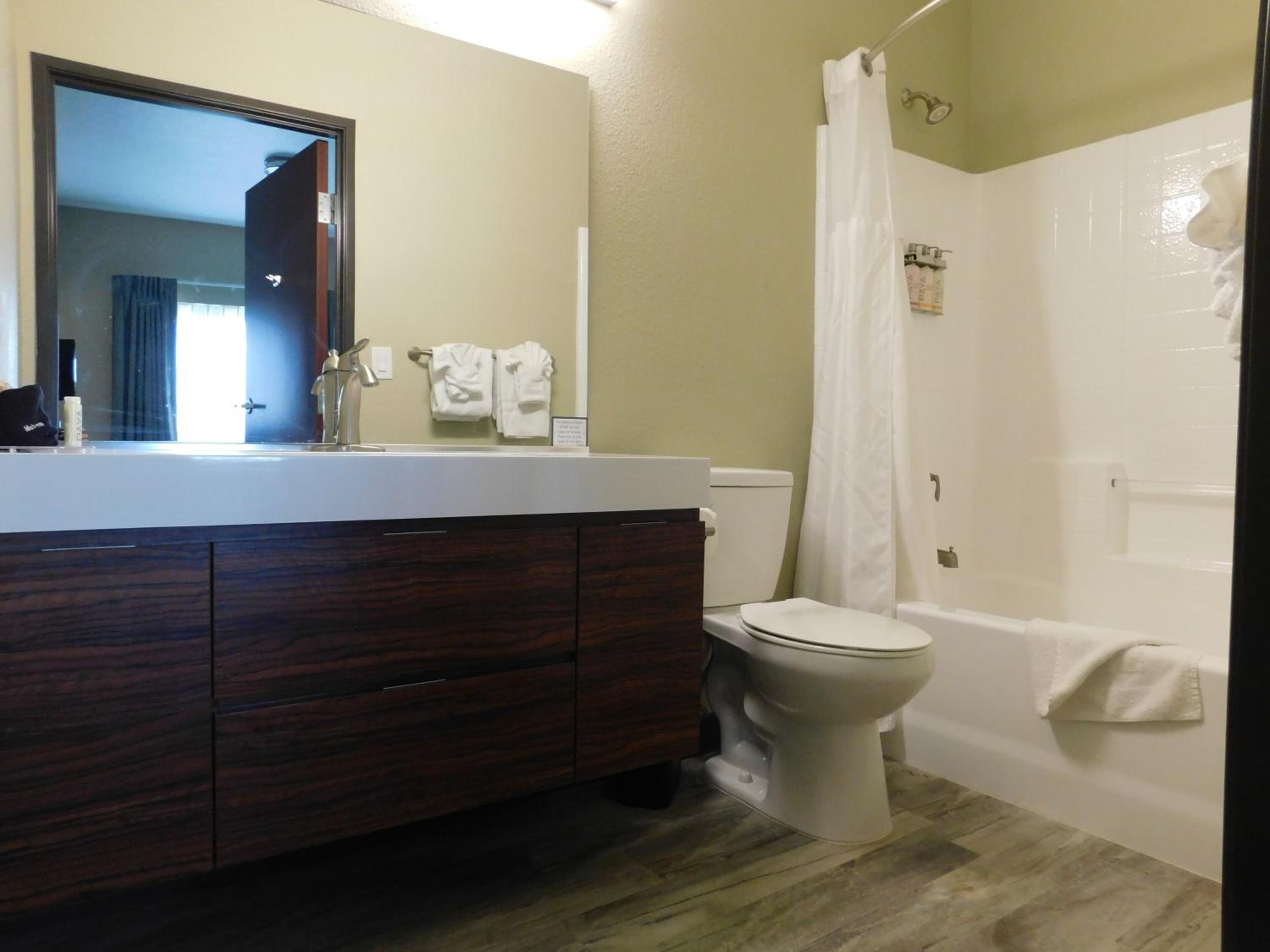 King Suite - Non-Smoking - Photo 3
