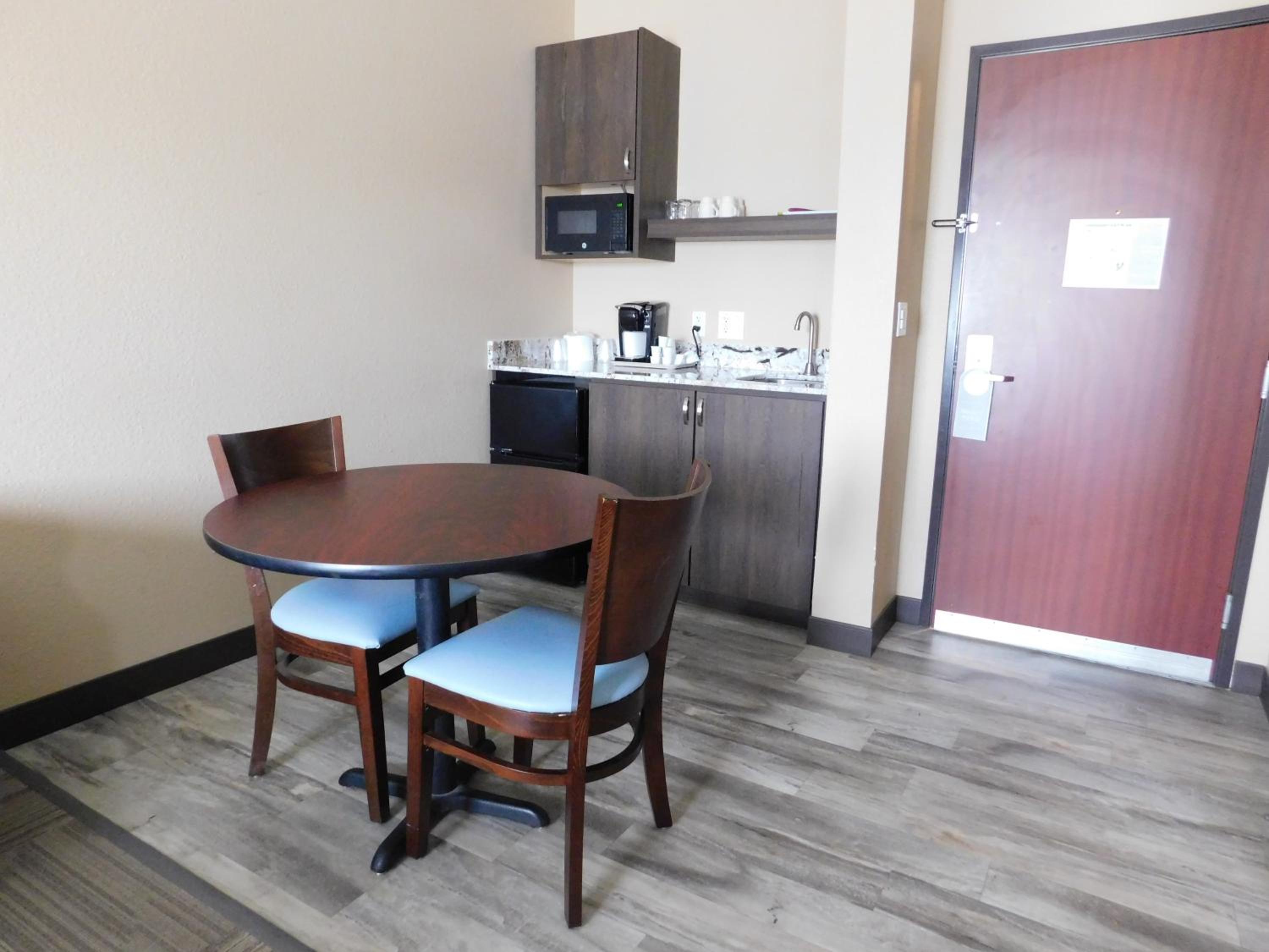 King Suite - Non-Smoking - Photo 10