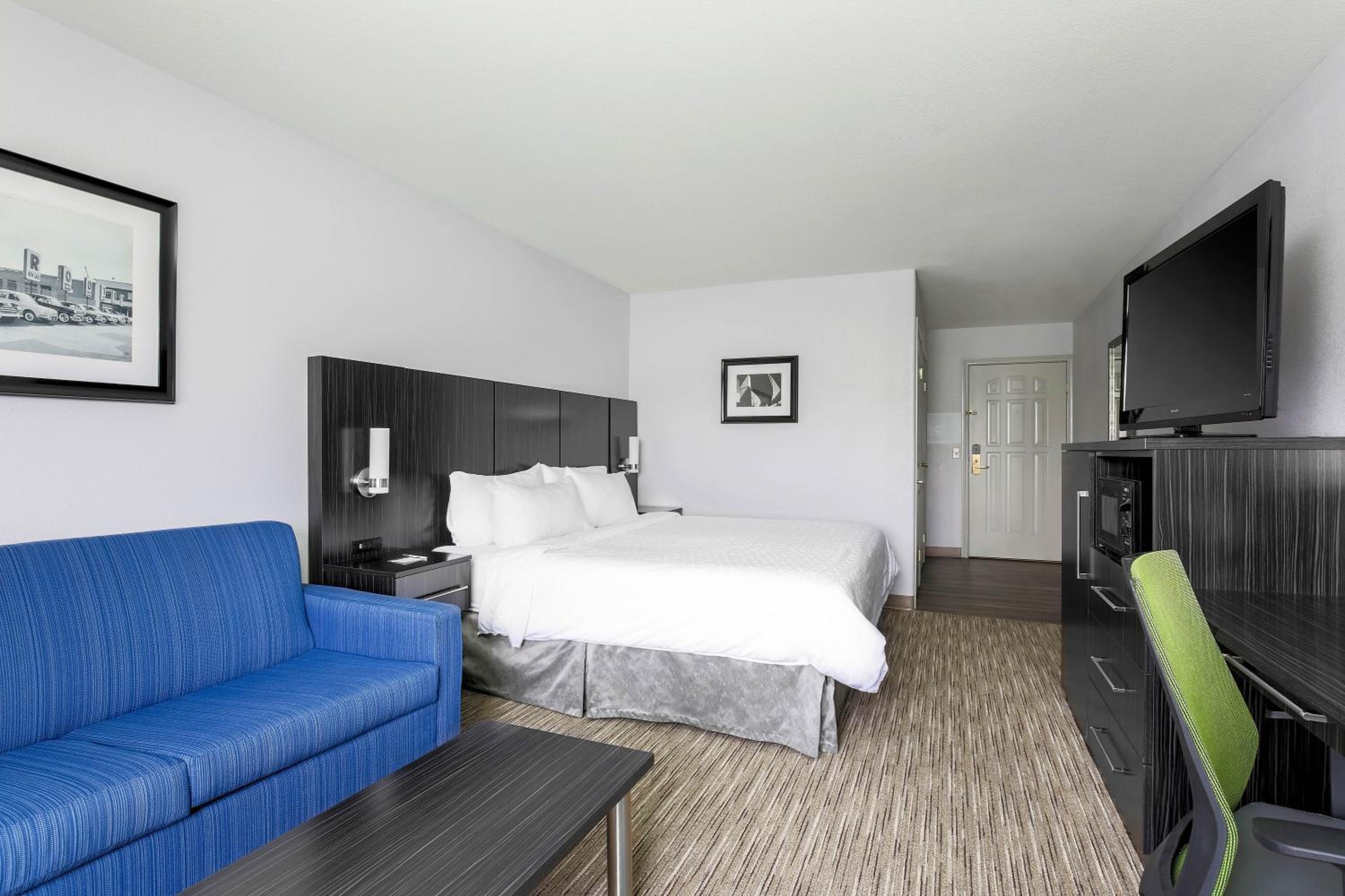 Standard King Room with Sofa Bed photo 2