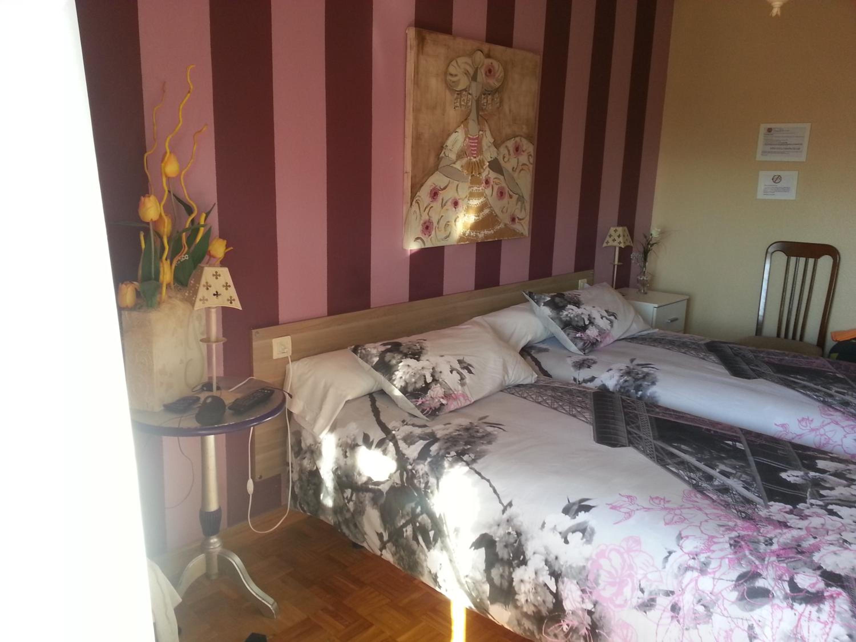 Twin Room with Private Bathroom - Photo 3