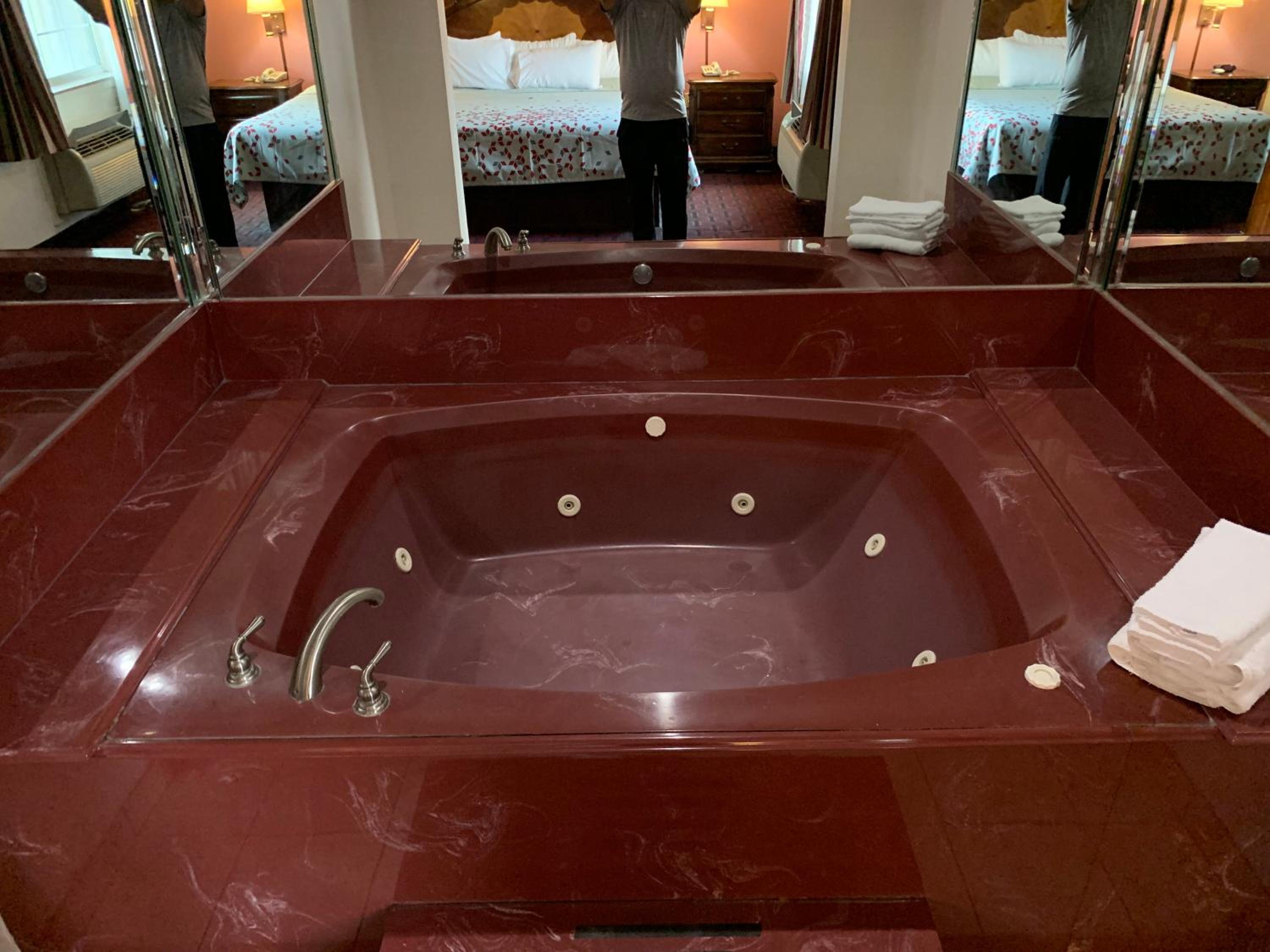 Deluxe King Suite - Non-Smoking - Photo 5
