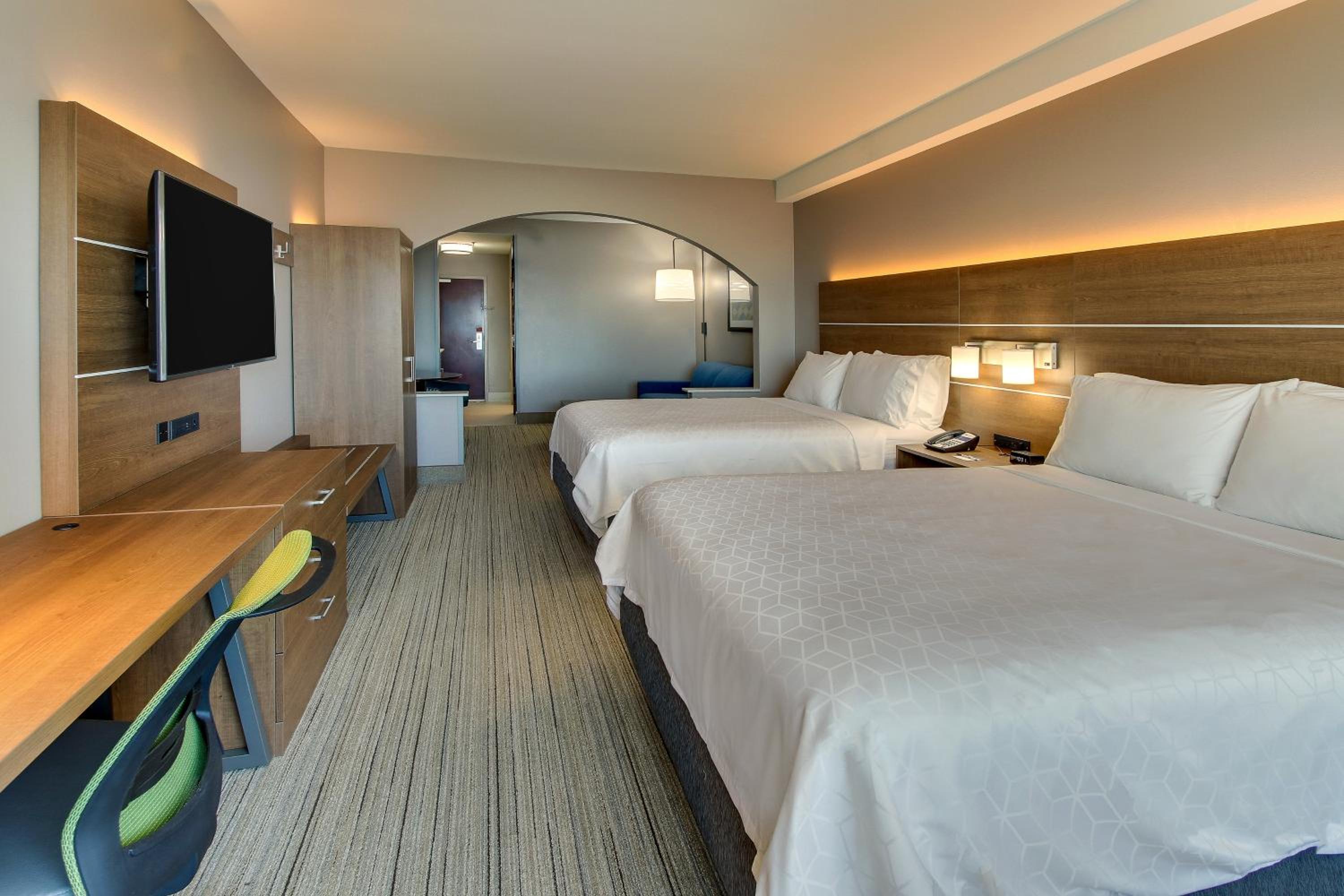 Queen Suite with Two Queen Beds and Additional Living Area - Photo 4