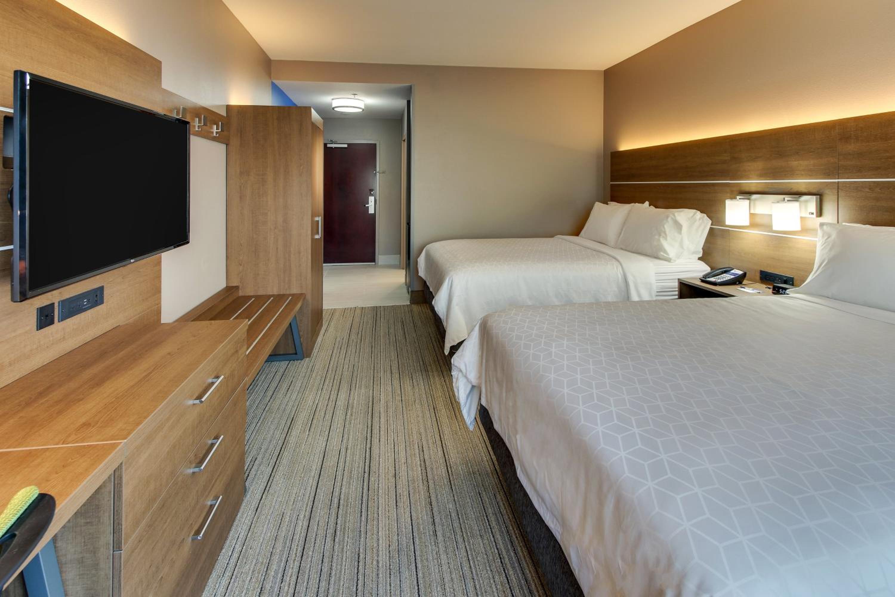 Standard Queen Room with Two Queen Beds - Photo 4