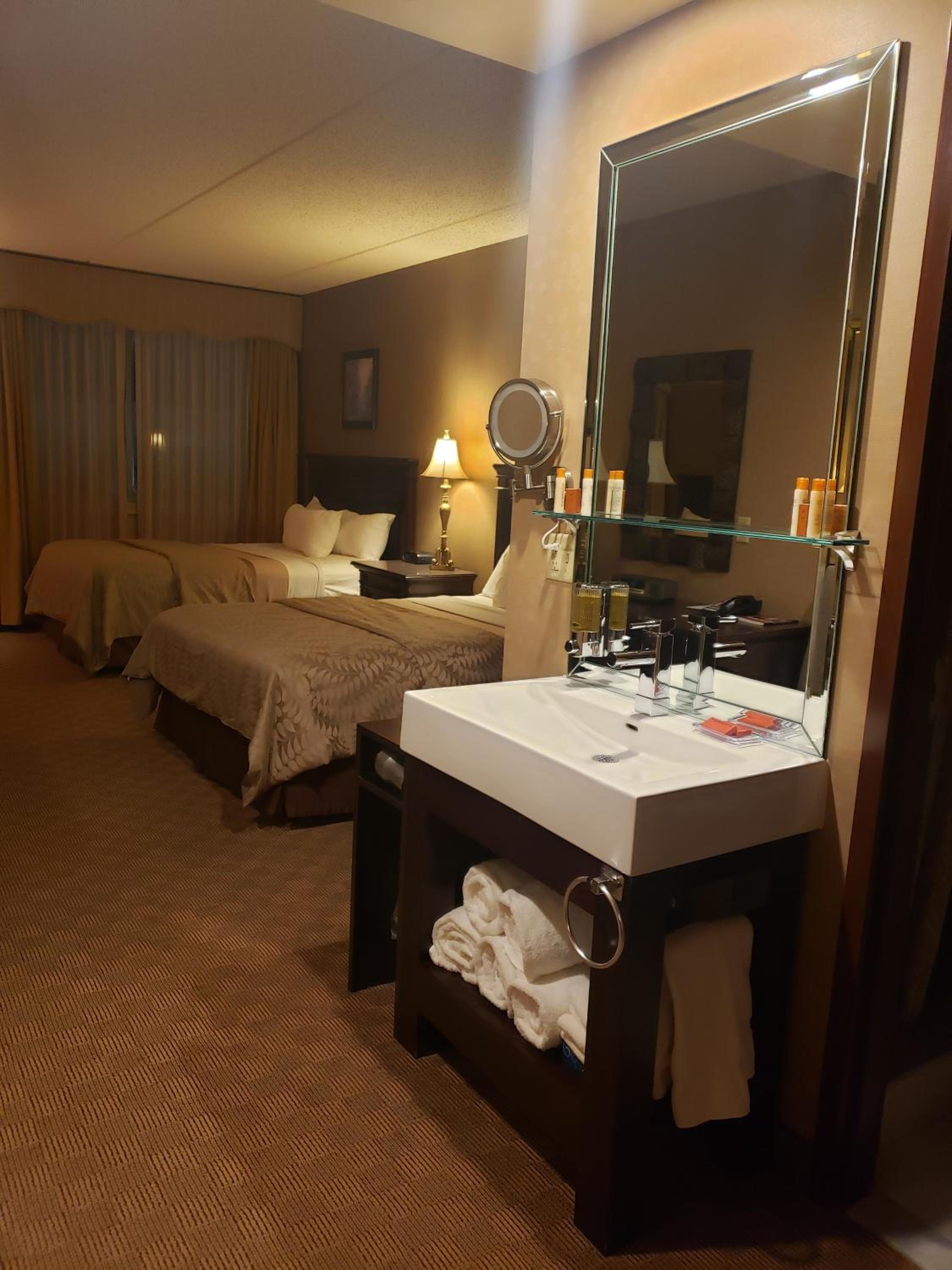 Queen Room with Two Queen Beds photo 1