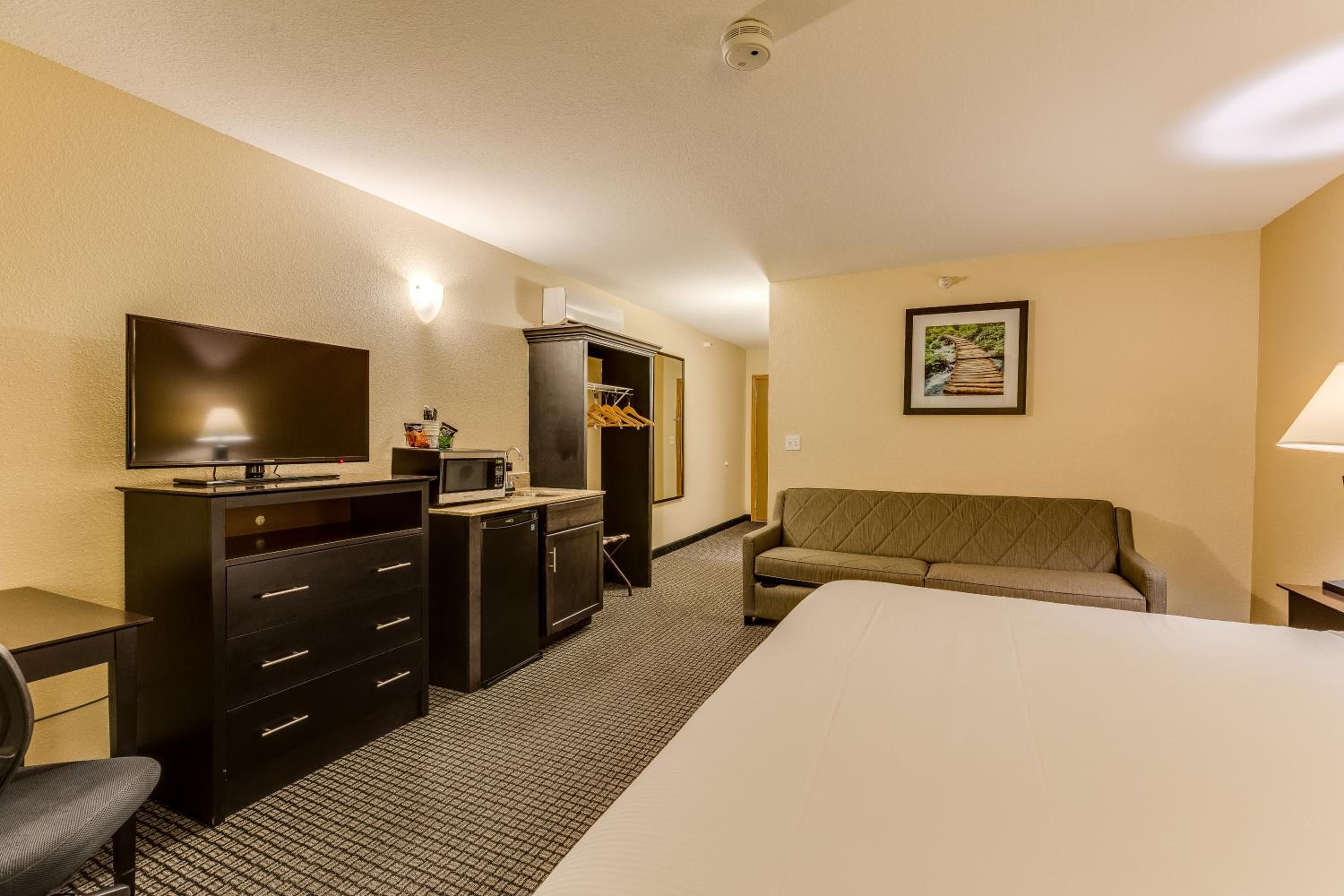 King Suite with Sofa Bed and Balcony - Photo 4