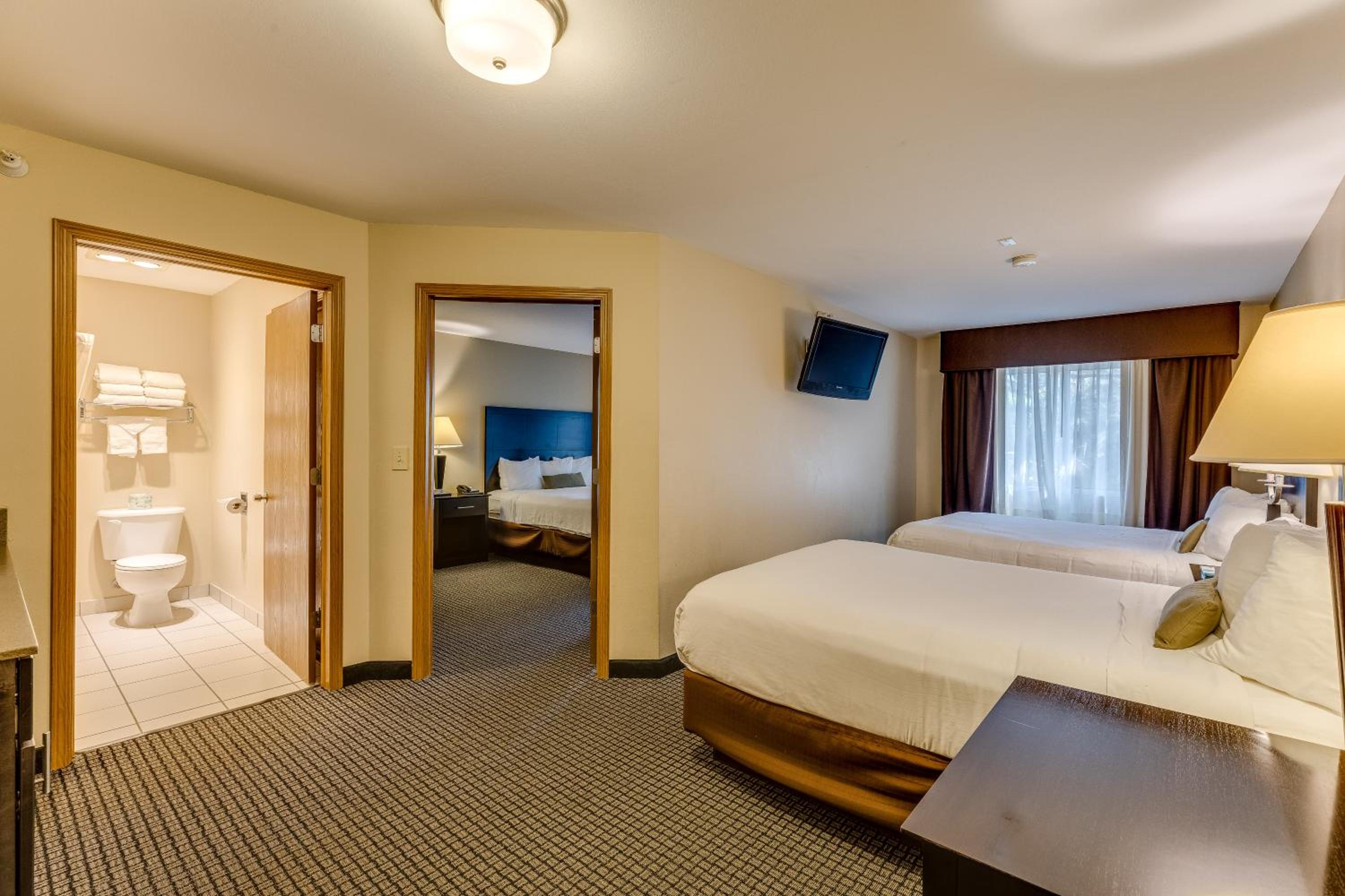 Two-Bedroom Suite - Photo 2