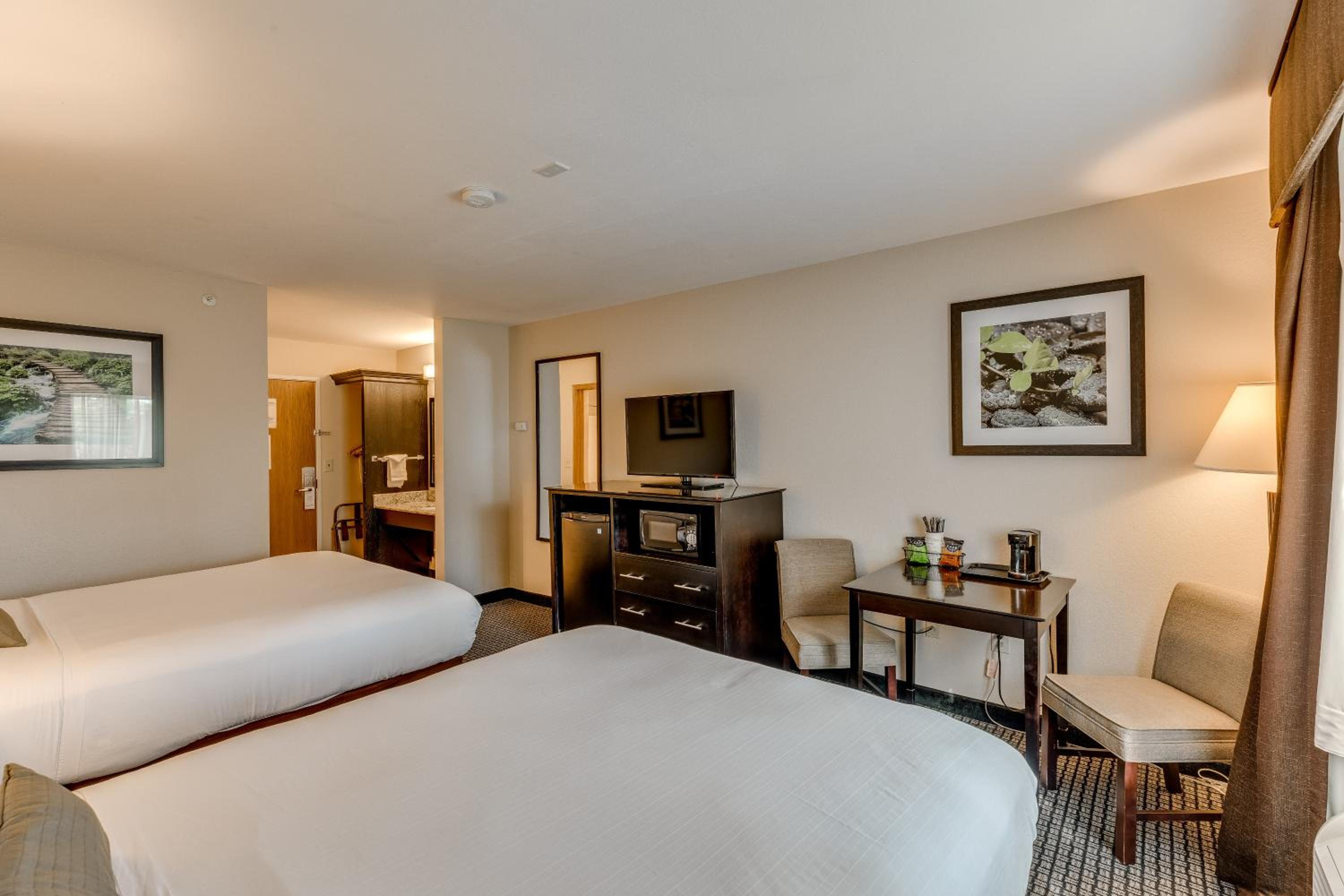 Queen Room with Two Queen Beds - Photo 2