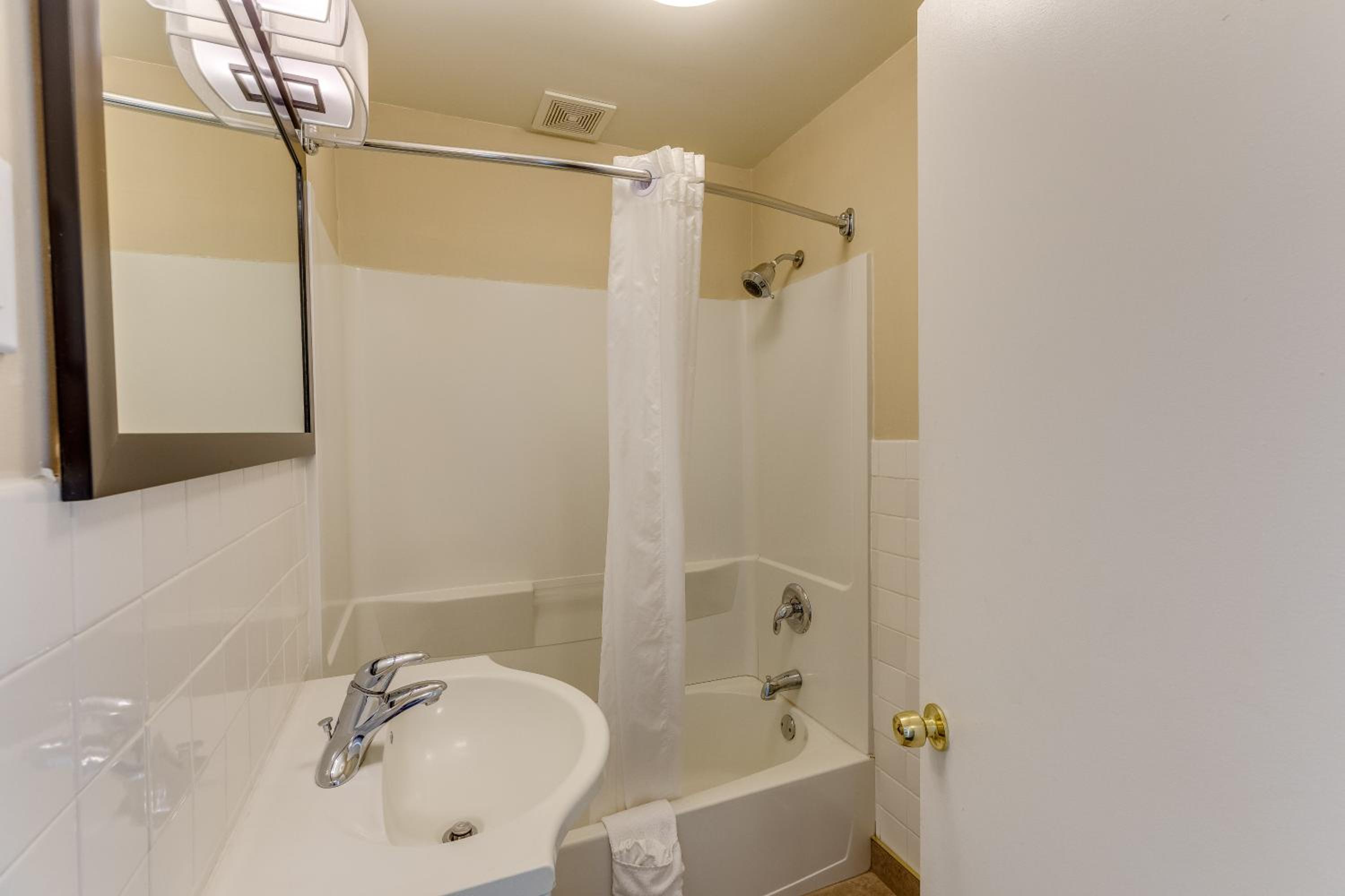 Two-Bedroom Apartment - Photo 3