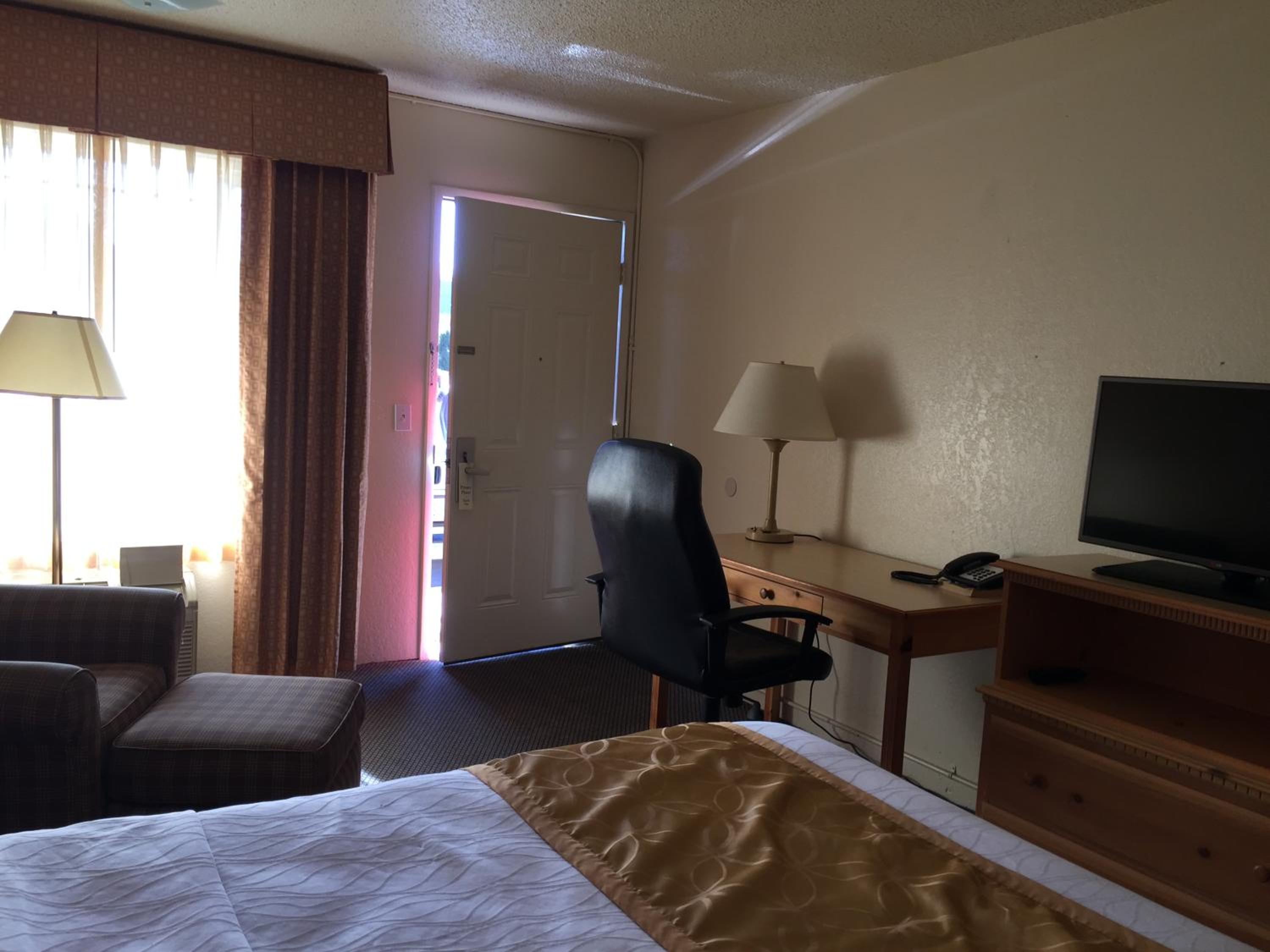 Queen Room - Non-Smoking photo 3