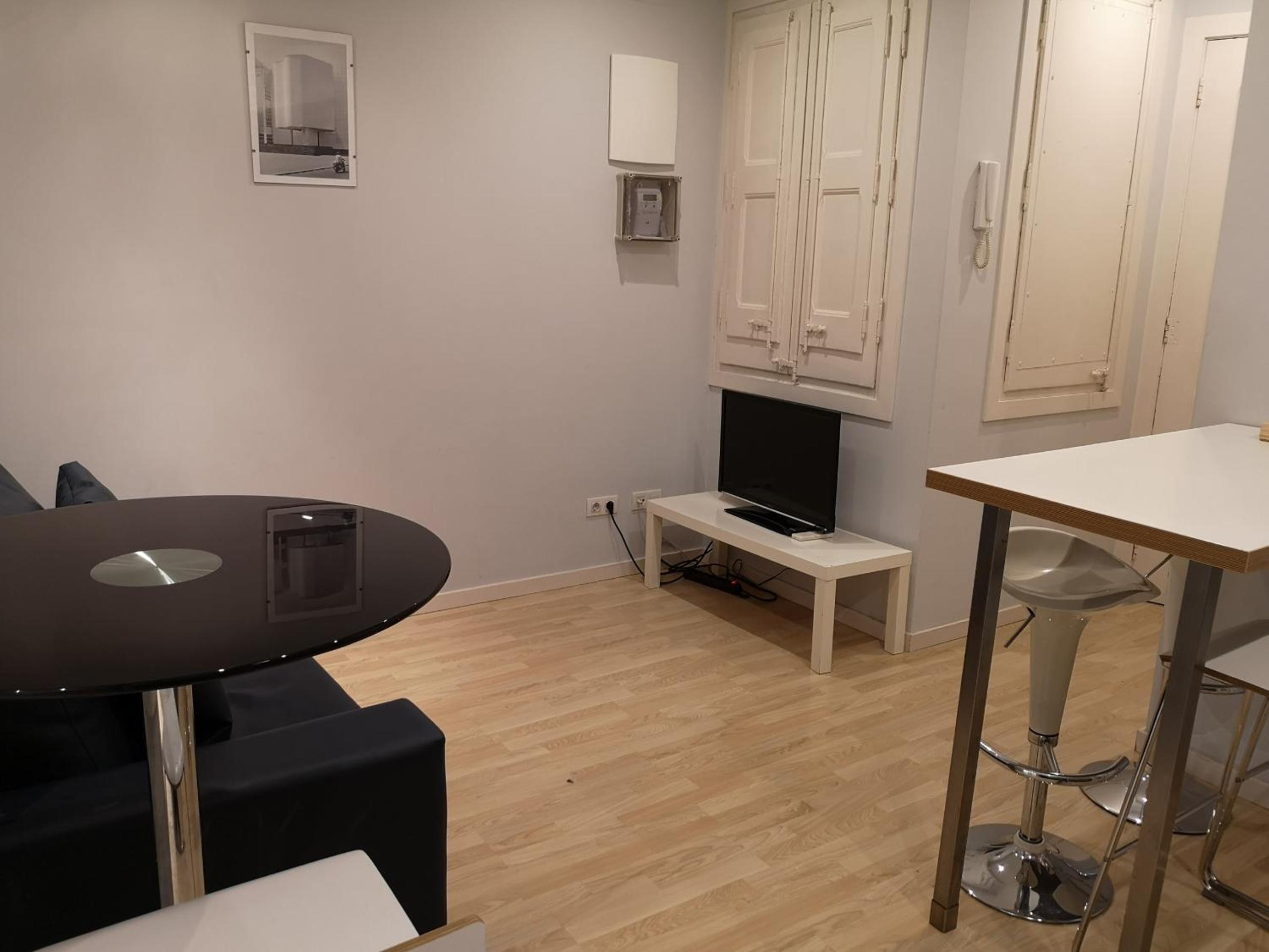 One-Bedroom Apartment photo 2