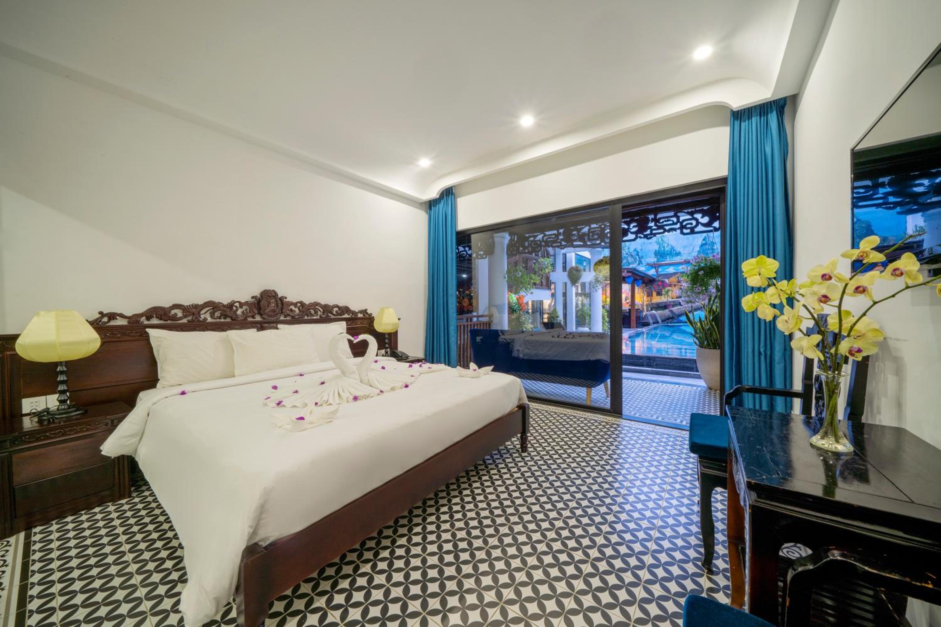 Premier Double Room with Pool View - Photo 5