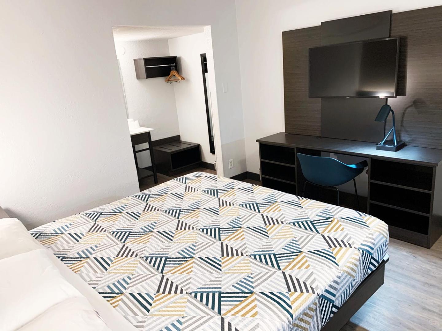 Deluxe King Room - Photo 10