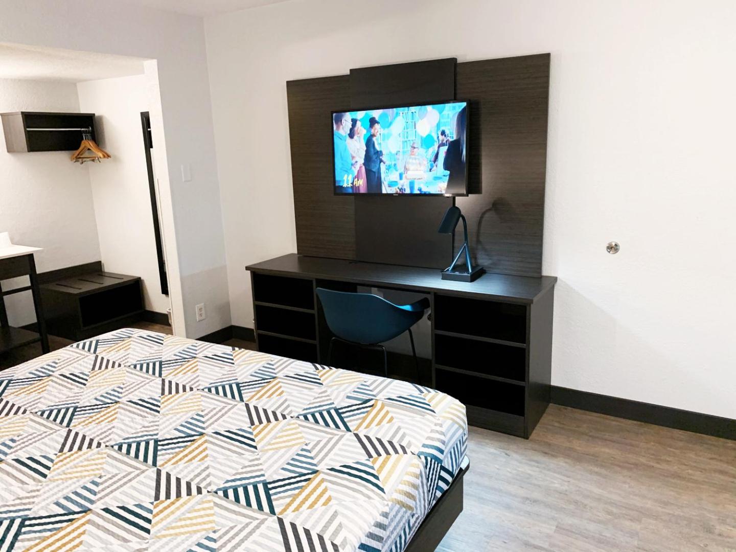 Deluxe King Room - Photo 9