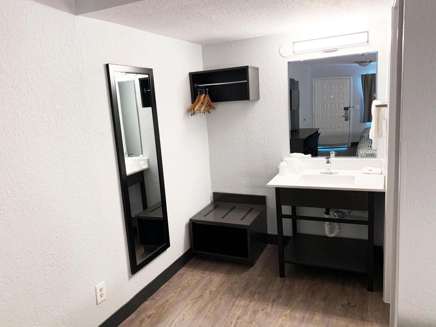 Quadruple Room - Disability Access - Photo 3