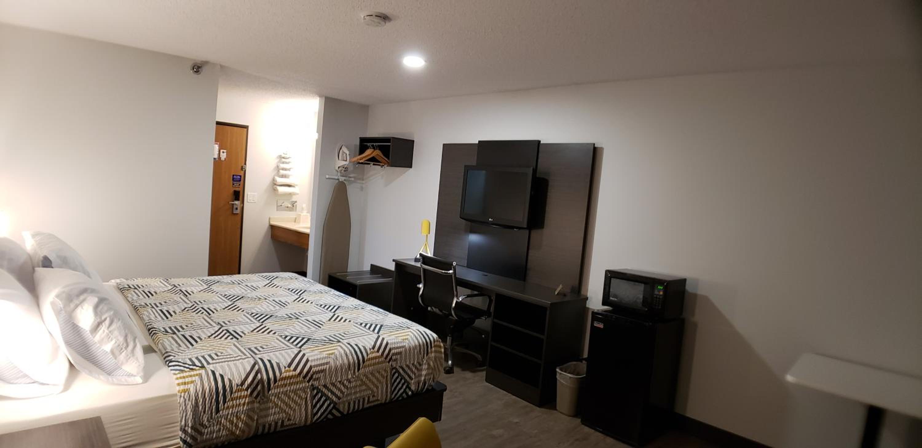Deluxe Queen Room - Non-Smoking