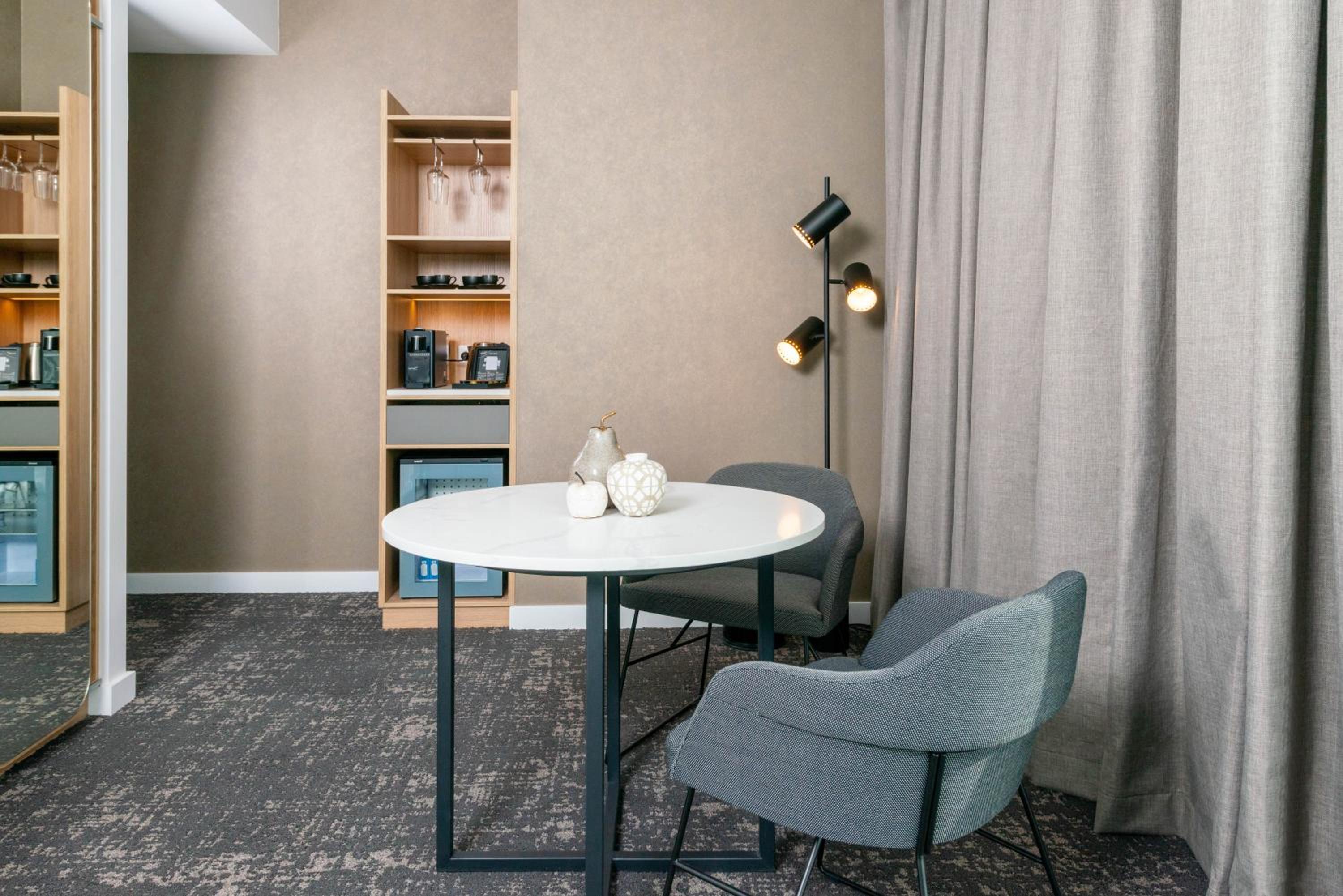 Junior King Suite with City View - Photo 16