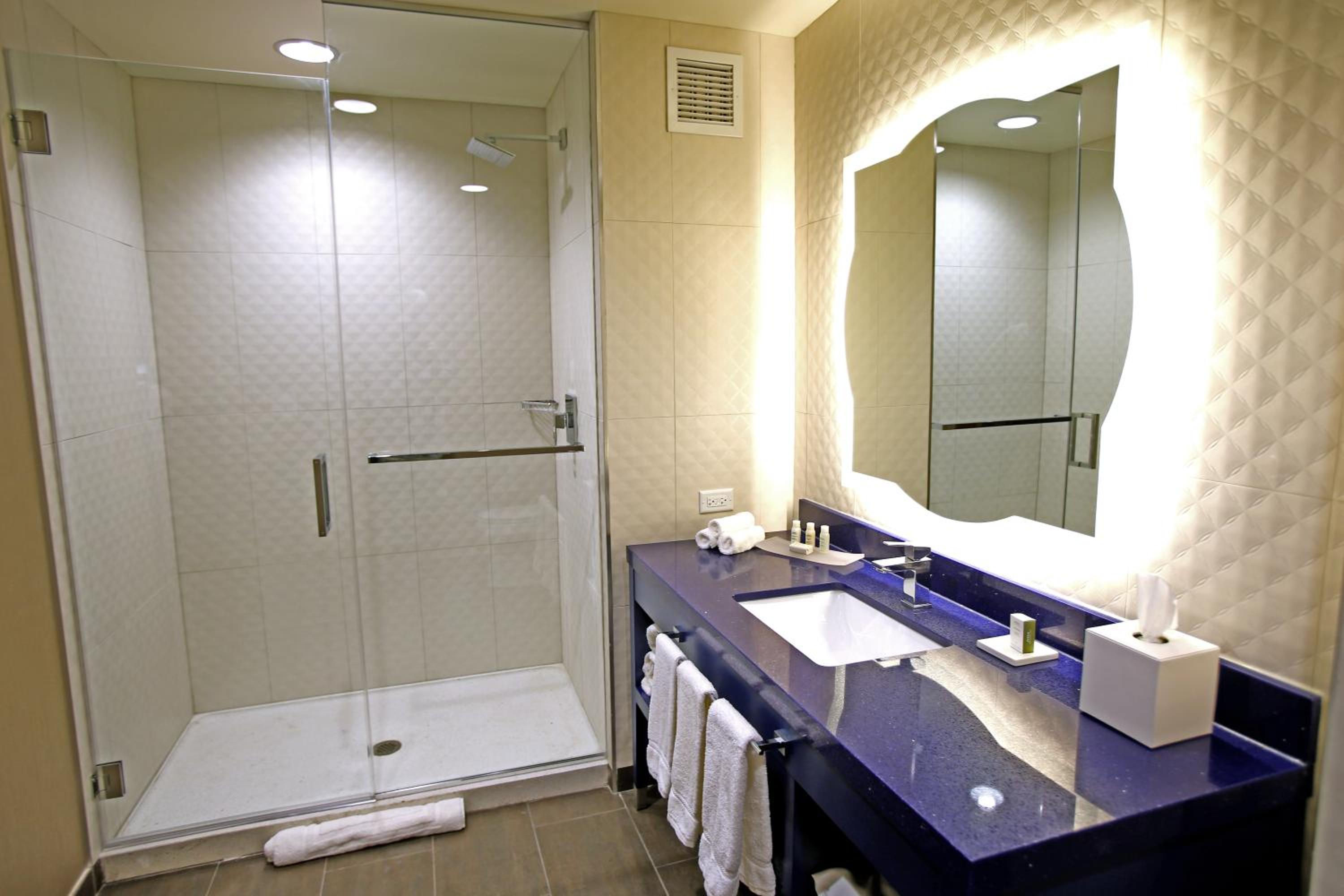 Deluxe King Room with Accessibility and River View - Non-Smoking photo 2