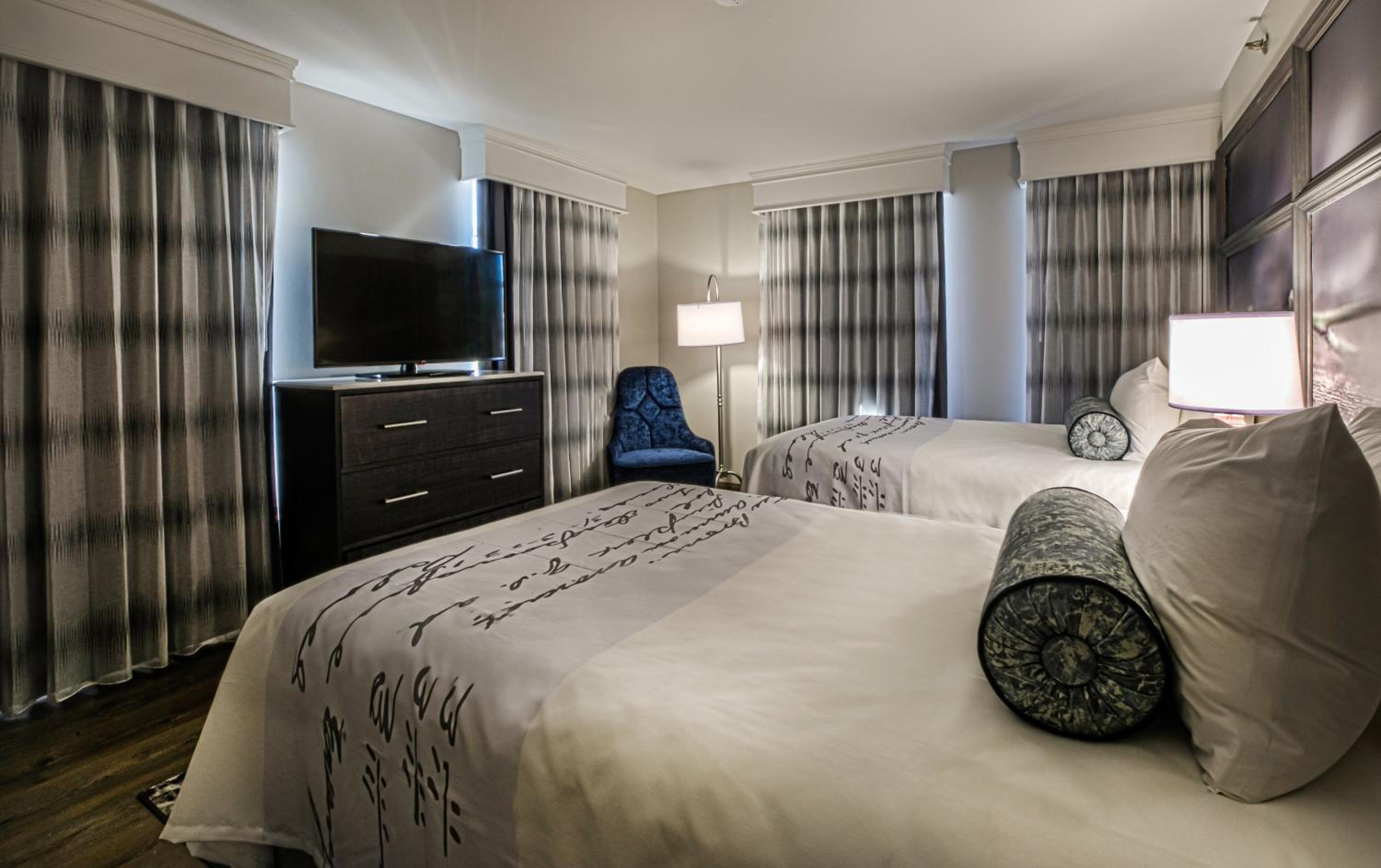 Double Room with Two Double Beds - Disability Access - Roll In Shower/Non-Smoking - Photo 2