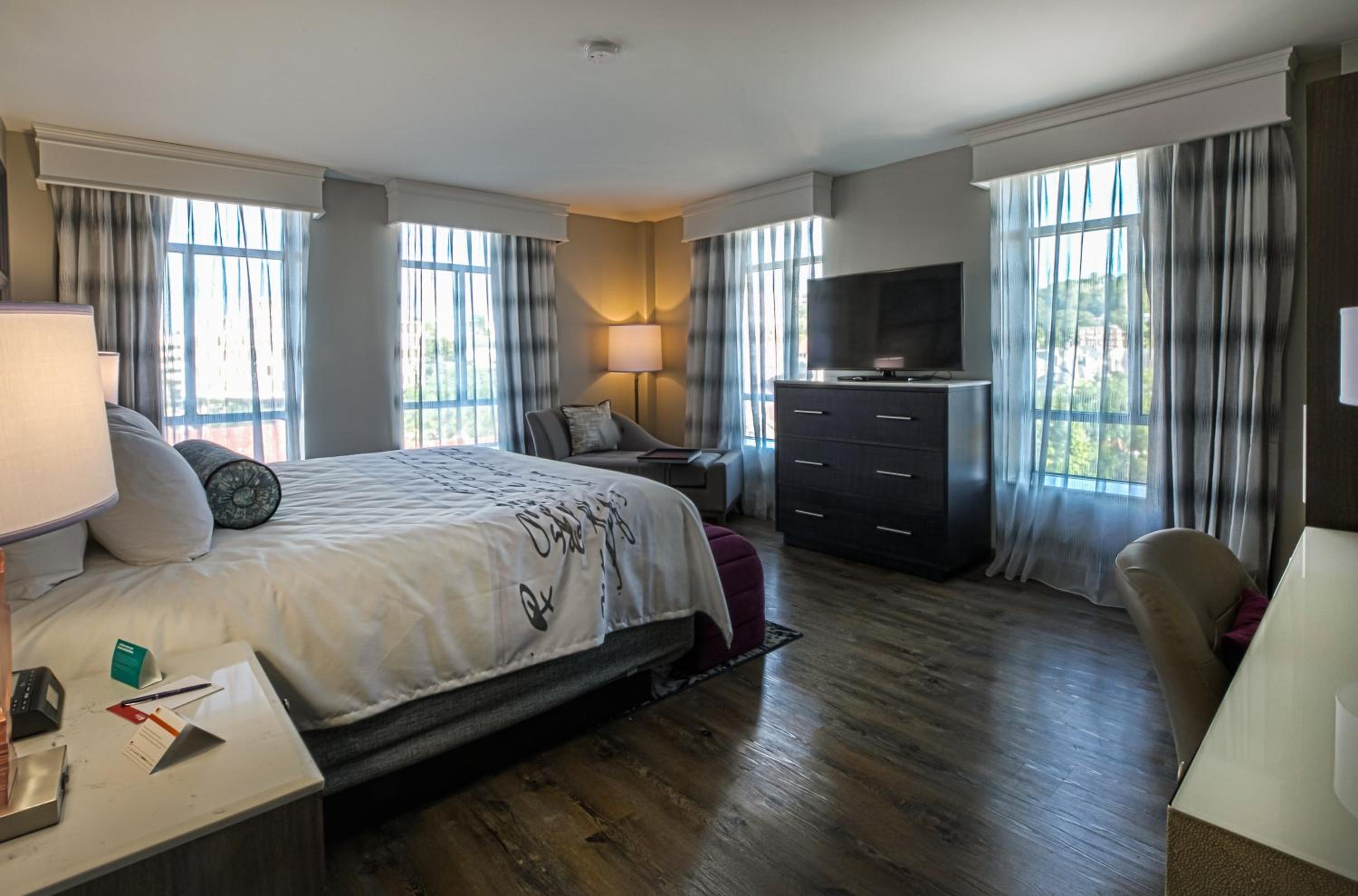 One-Bedroom King Suite - Photo 2