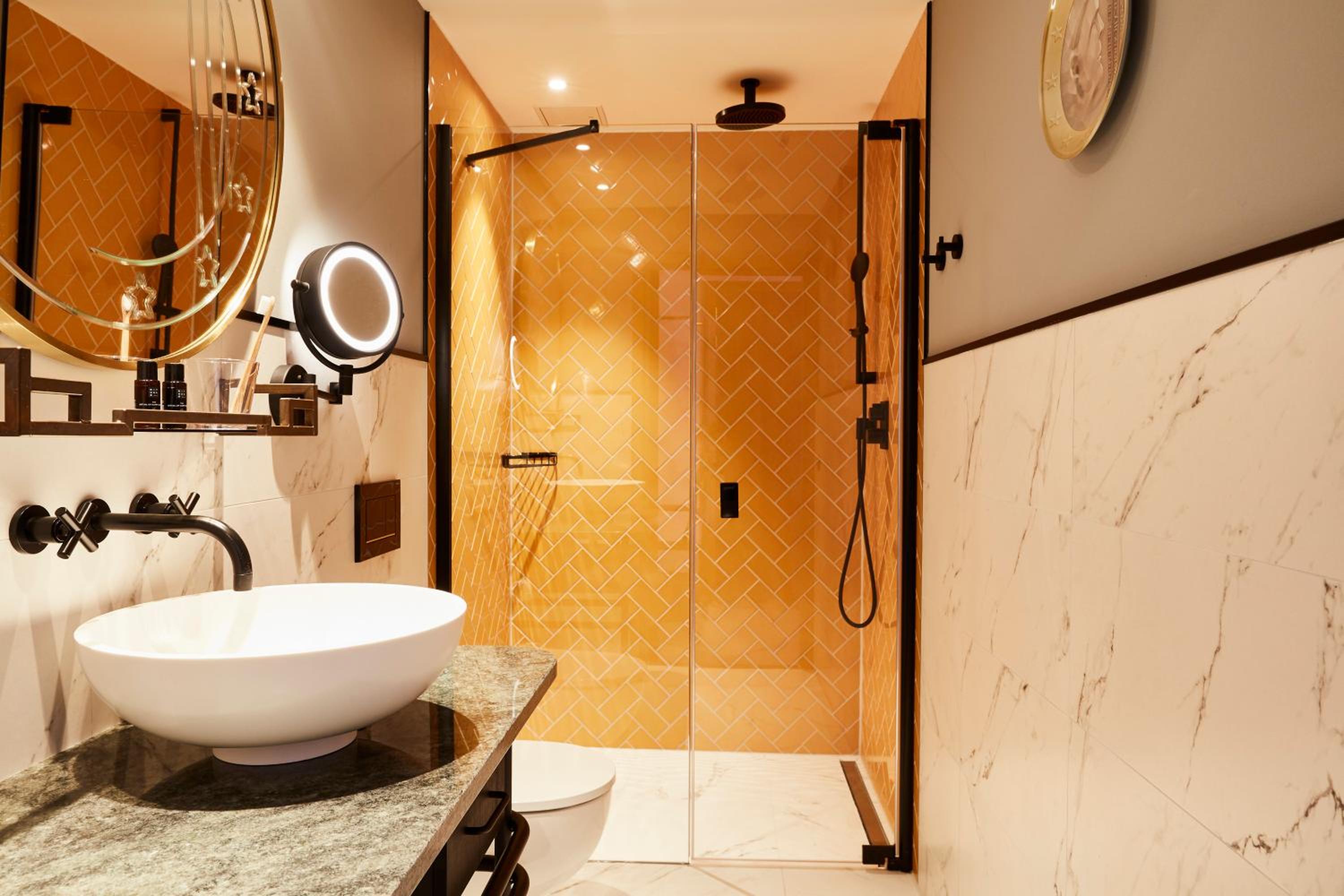 Premium Queen Room photo 3