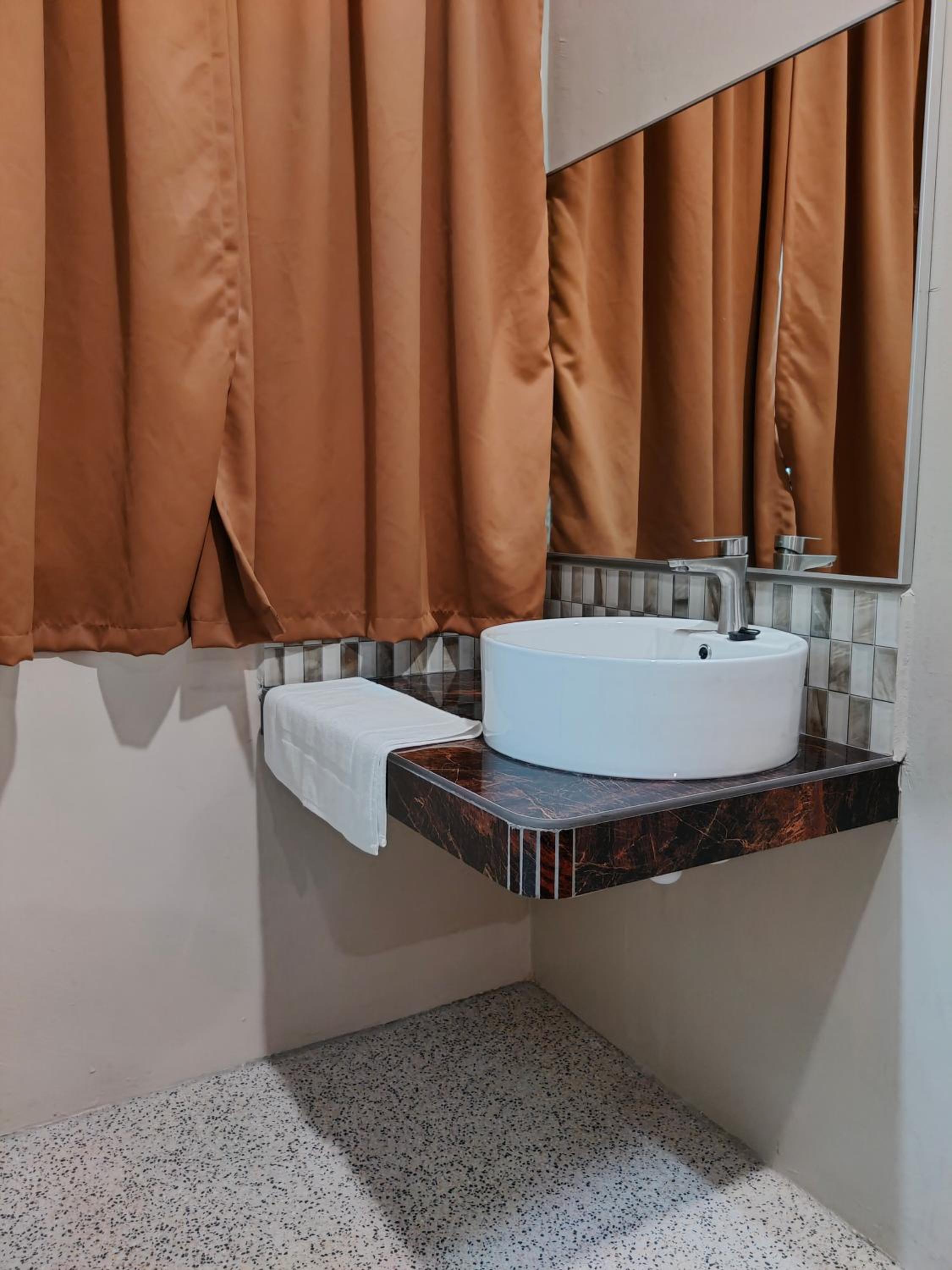 Deluxe King Room - Photo 6