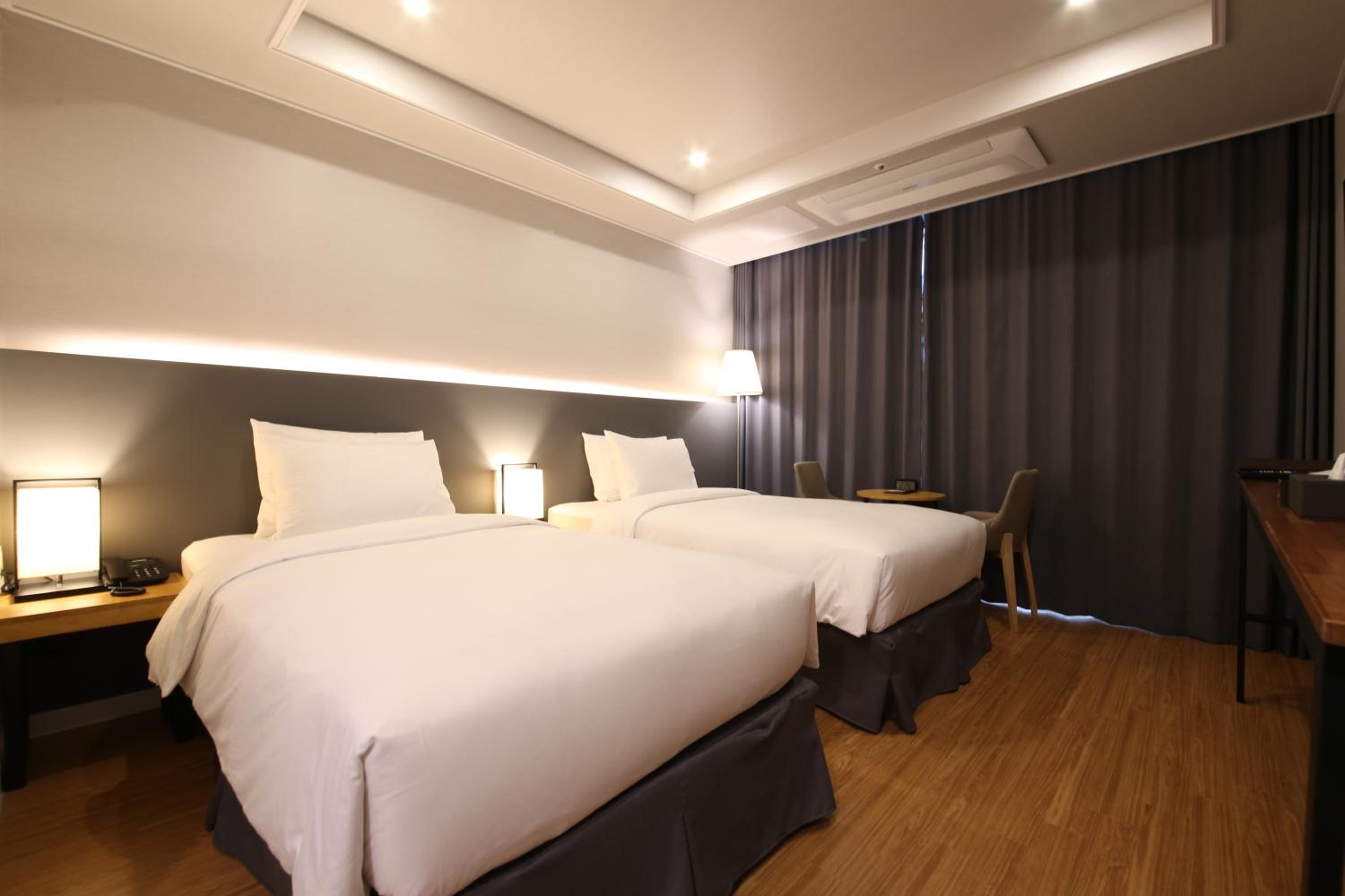 Twin Room - Photo 2