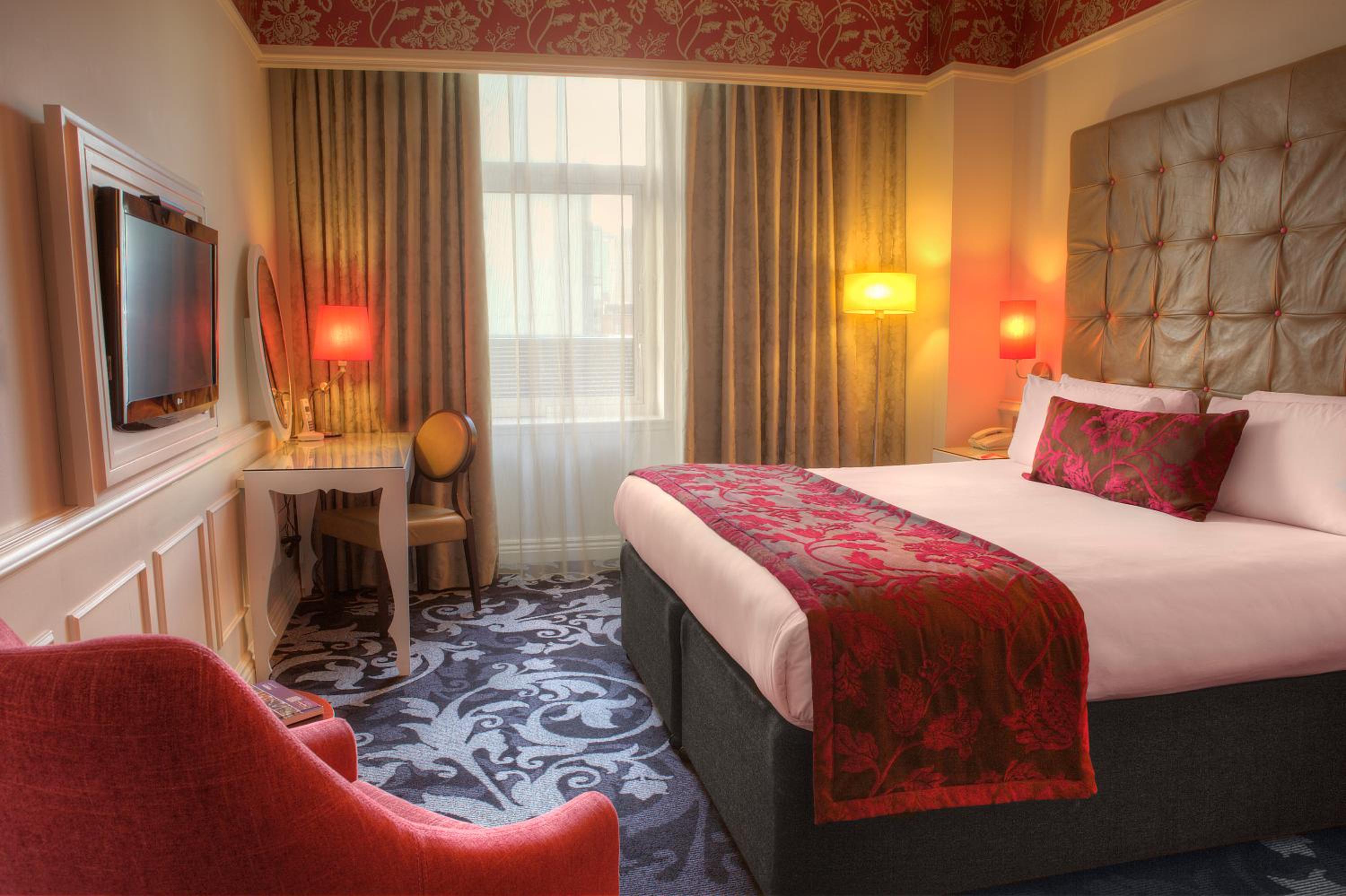 Premium King Room - Photo 10