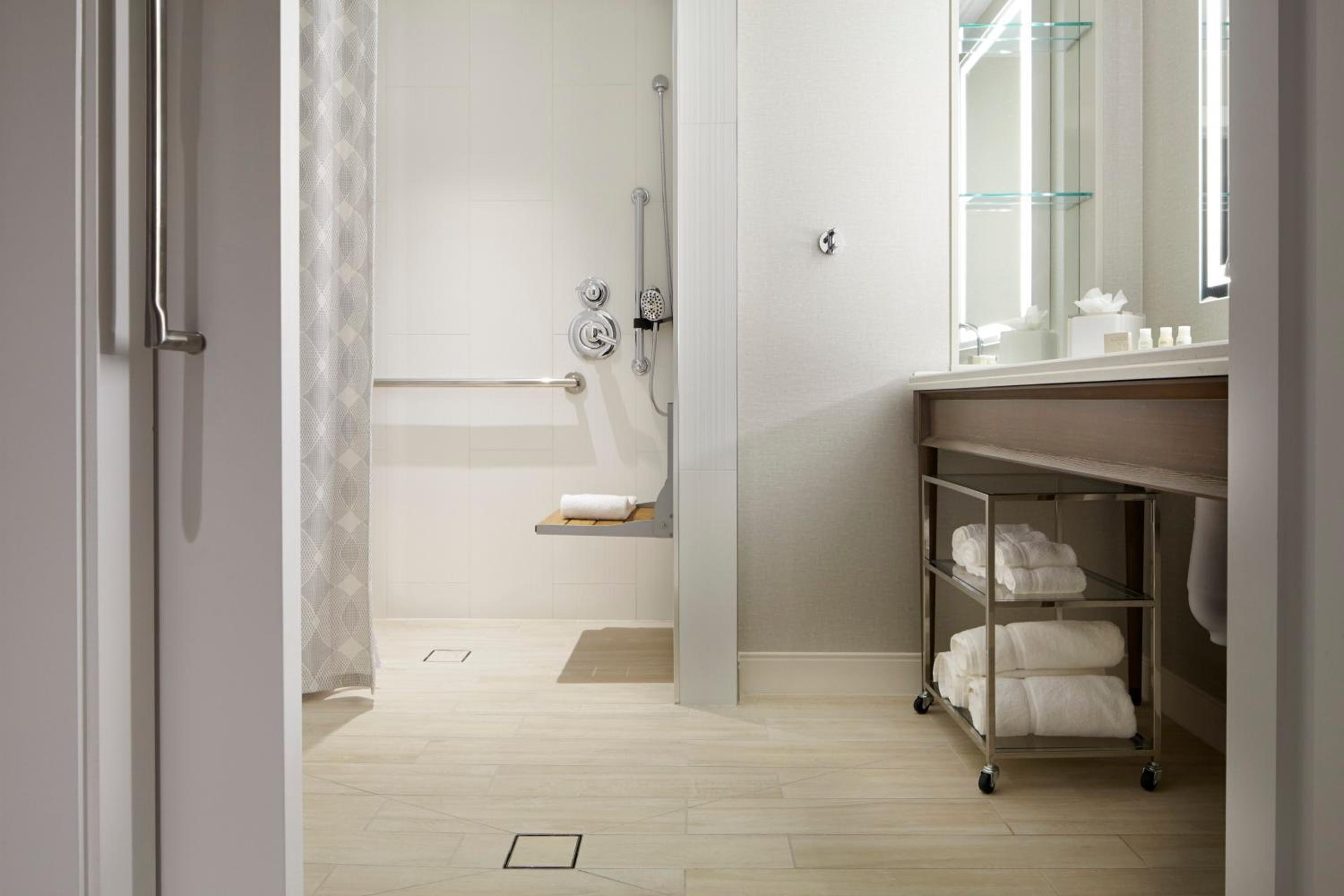 Deluxe King Room - Mobility Access Roll in Shower/Non-Smoking photo 2