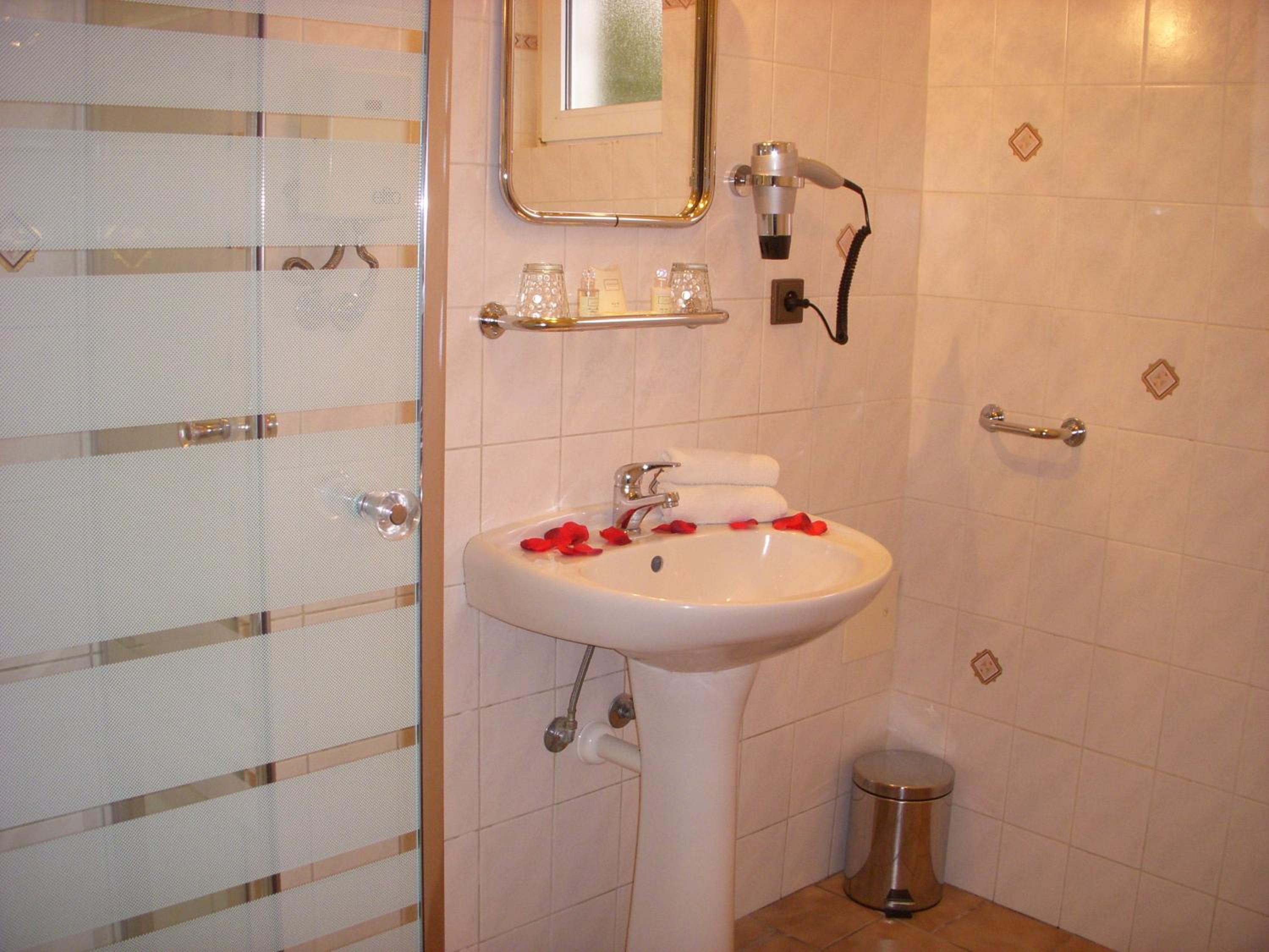 Deluxe Two-Bedroom Family Suite photo 2
