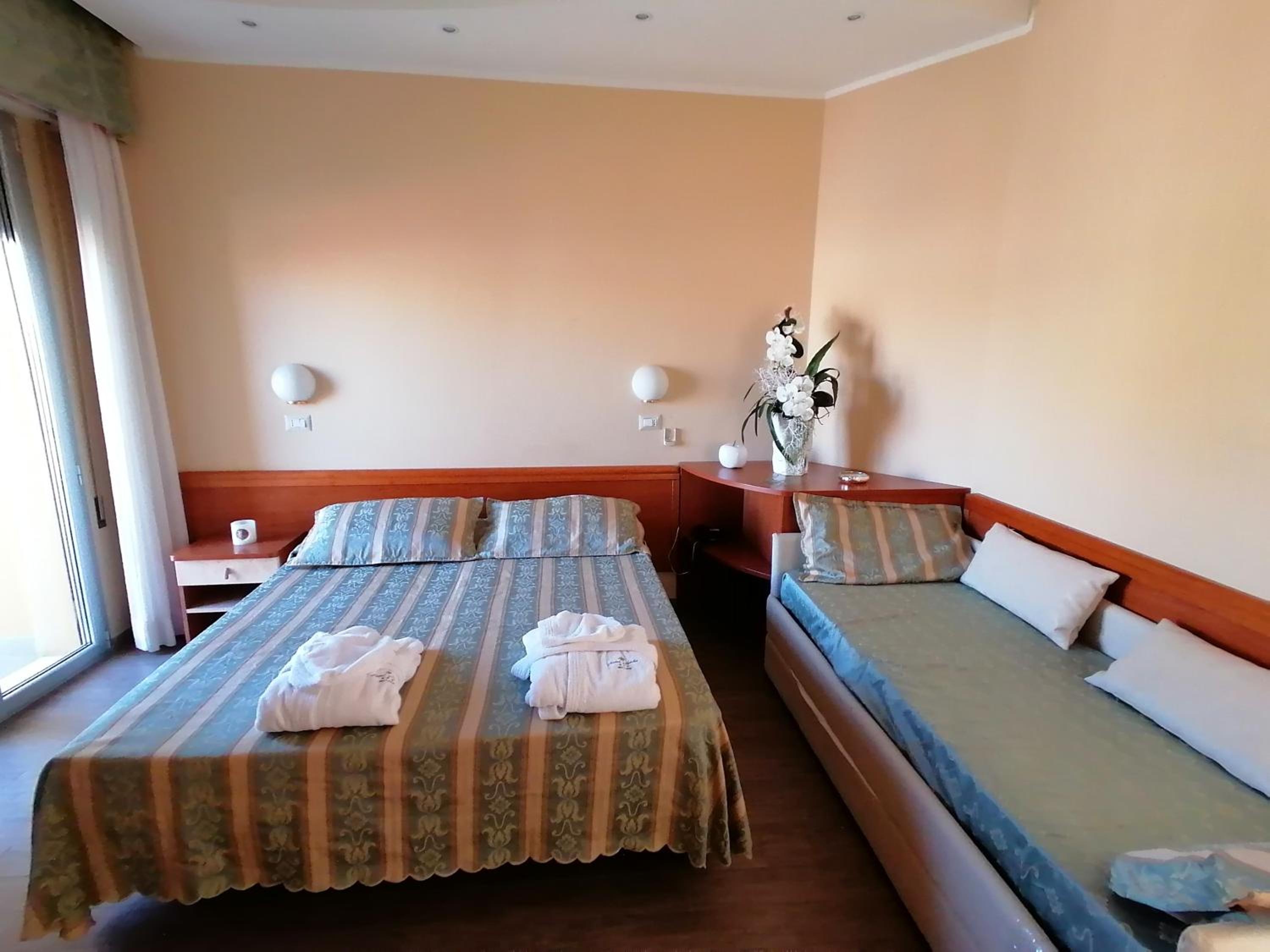 Quadruple Room with Balcony photo 2