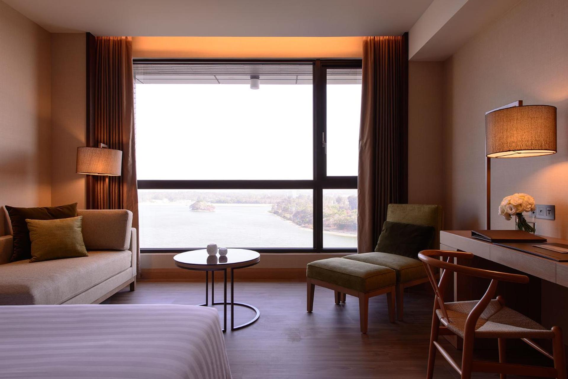 Twin Room with Lake View - Photo 5