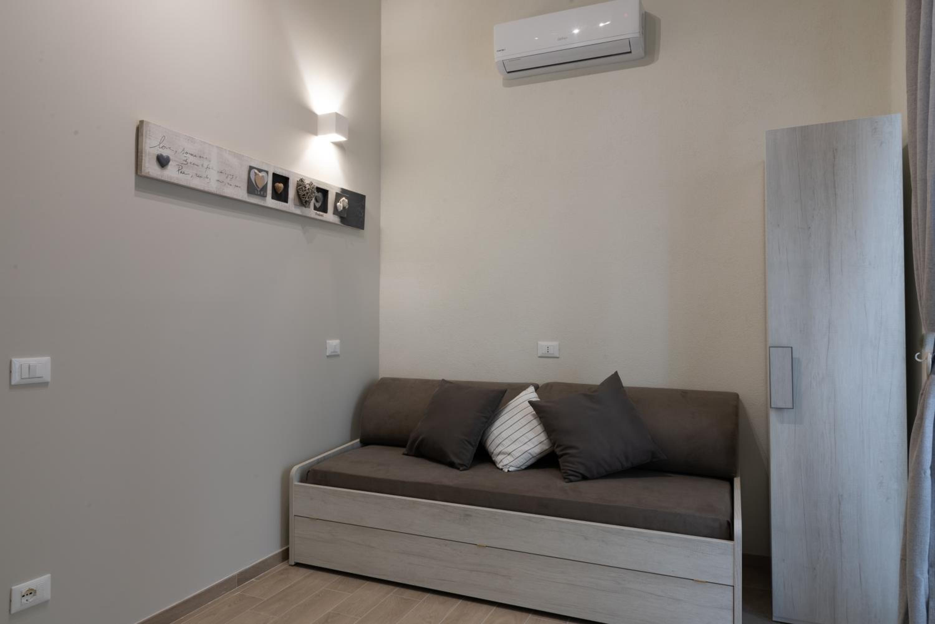 Deluxe Room - Photo 17
