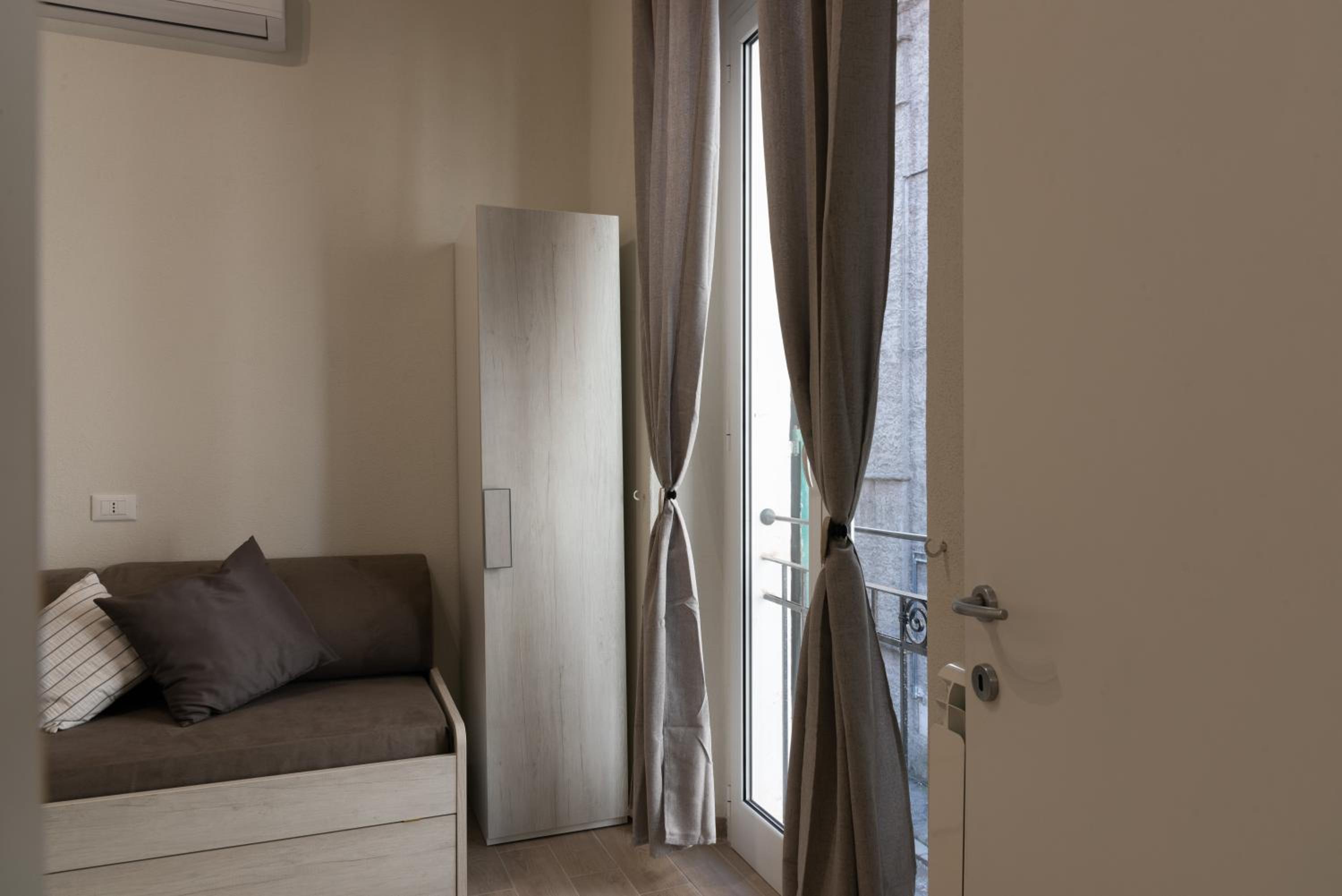 Deluxe Room - Photo 12