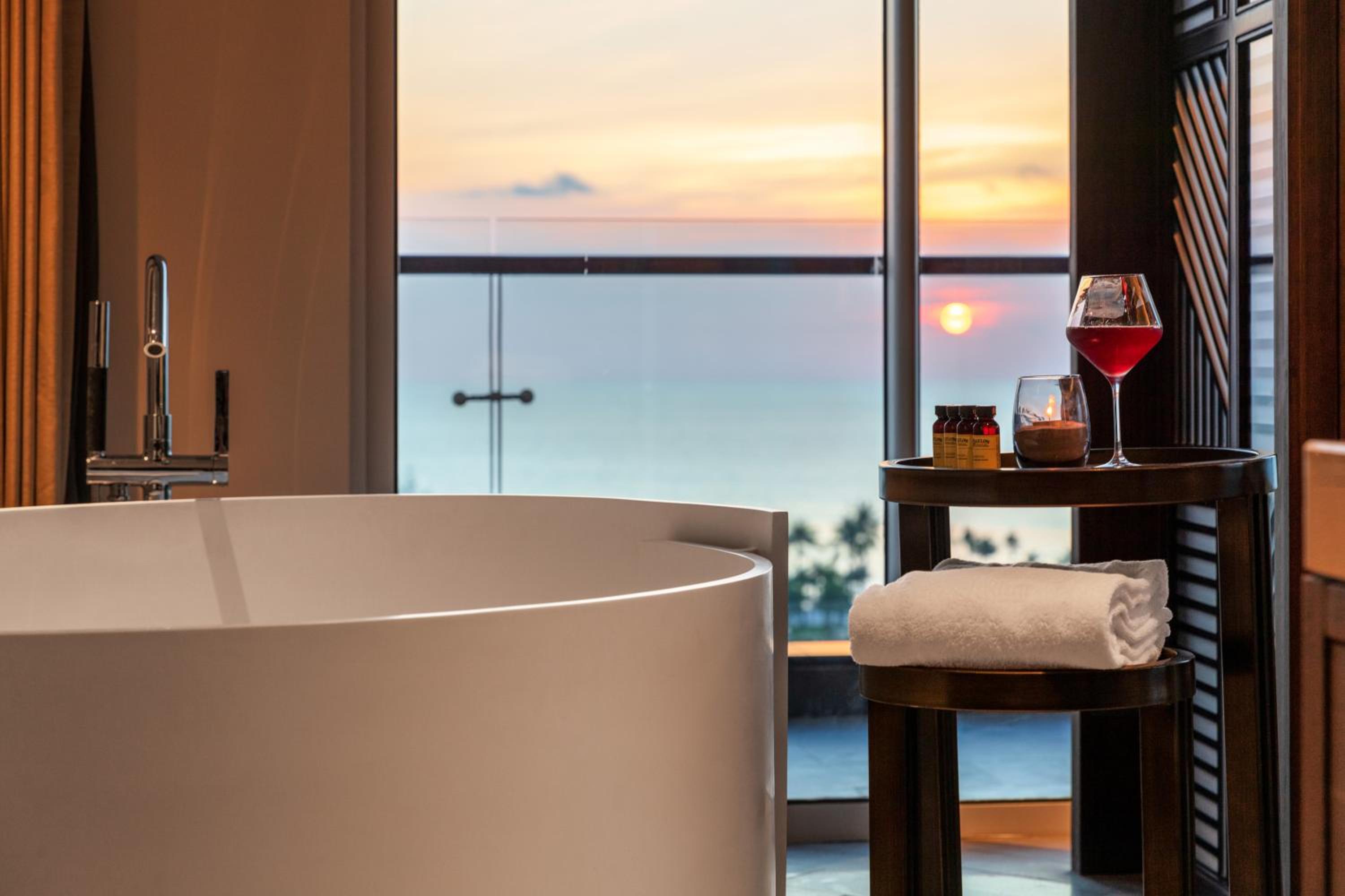 King Suite with Ocean View - Executive Privilege Pass - Photo 2