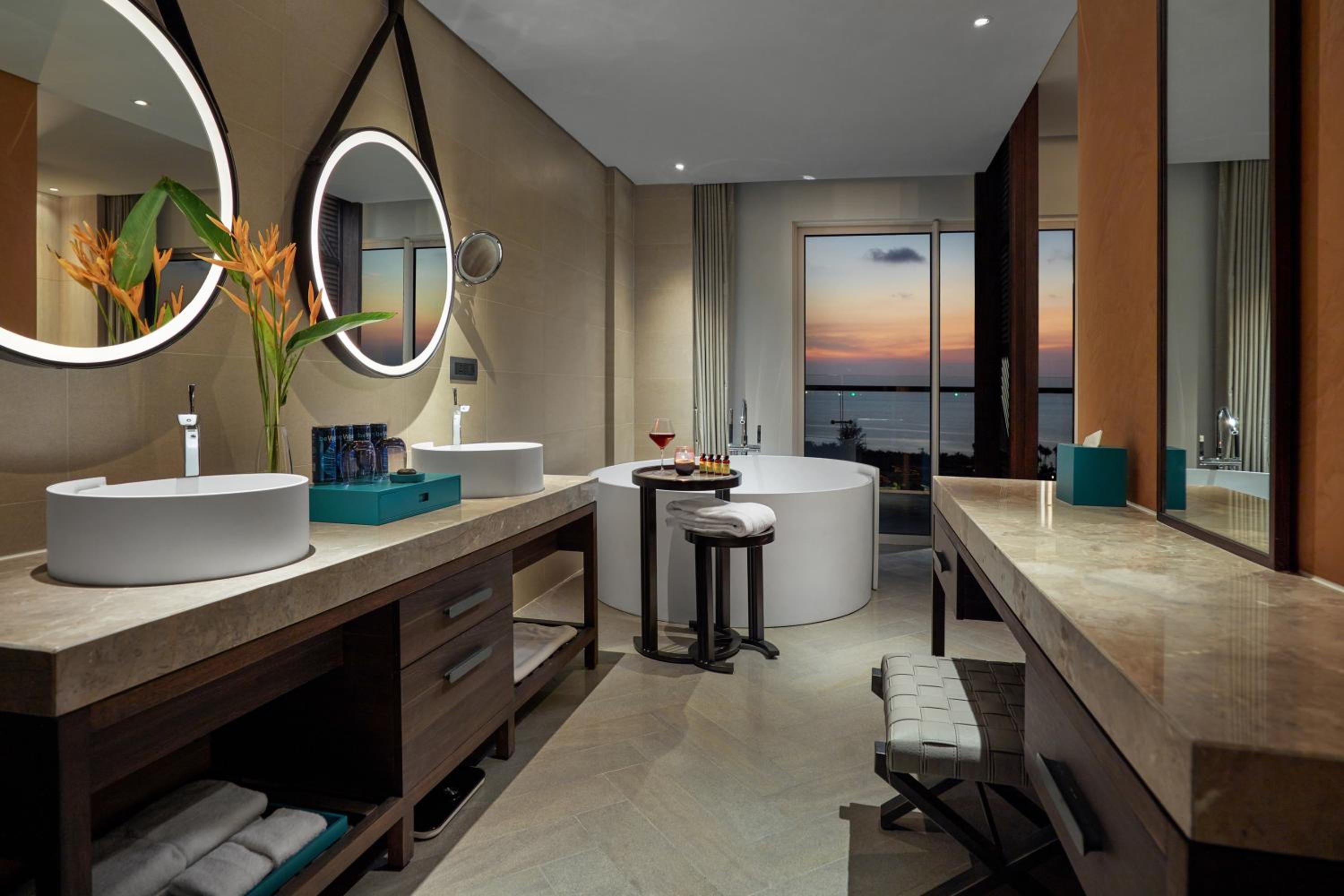 King Suite with Ocean View - Executive Privilege Pass - Photo 4