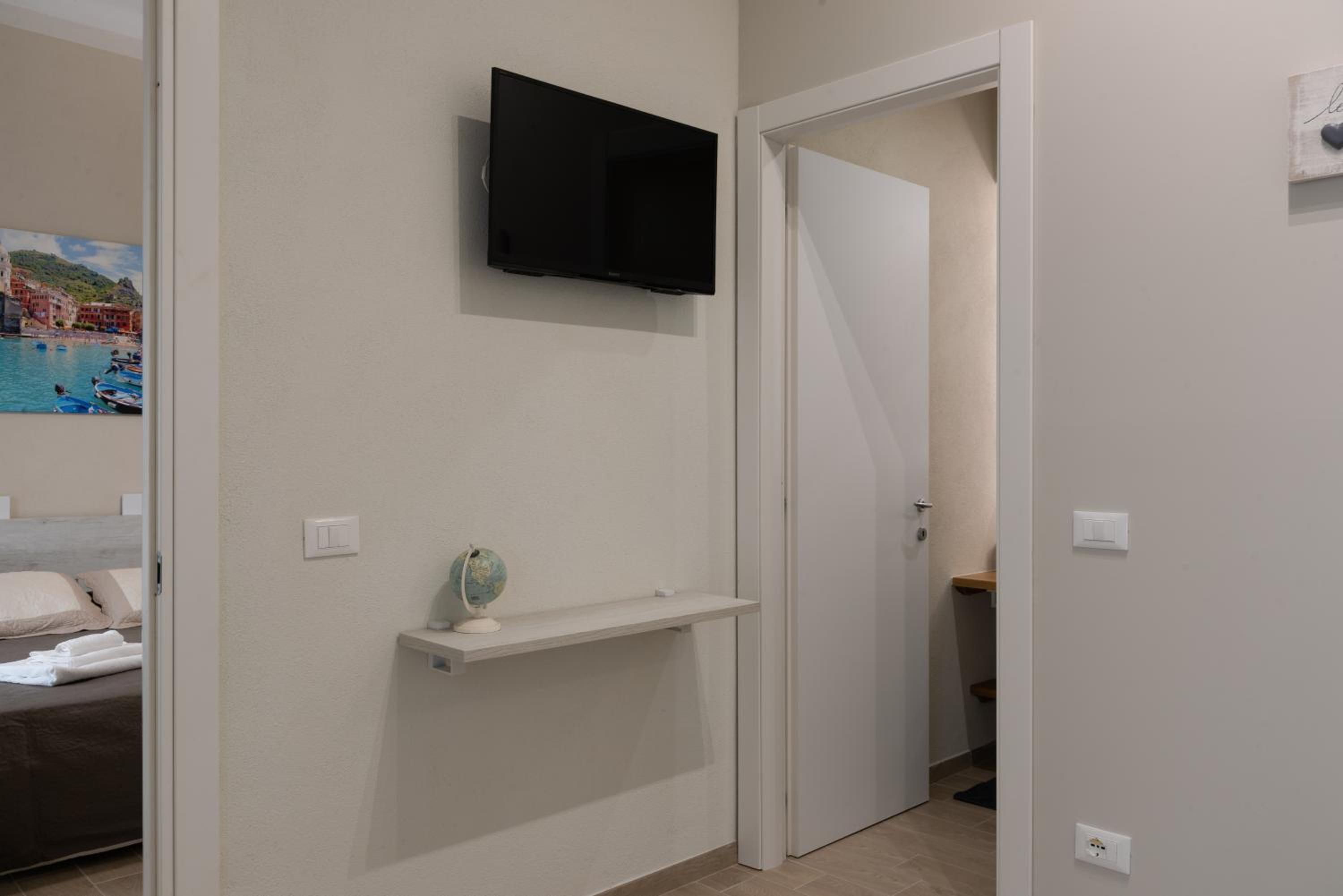 Deluxe Room - Photo 25