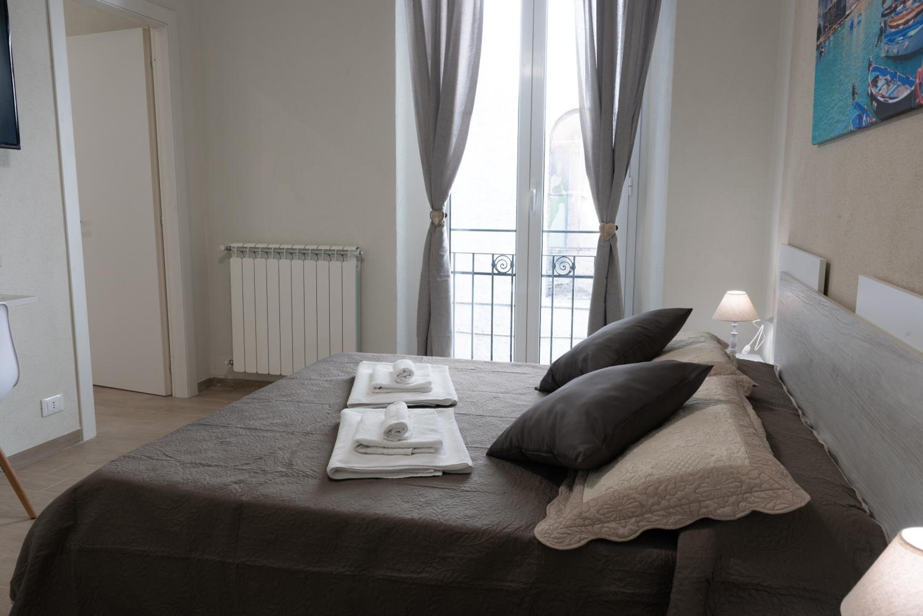 Deluxe Room - Photo 21