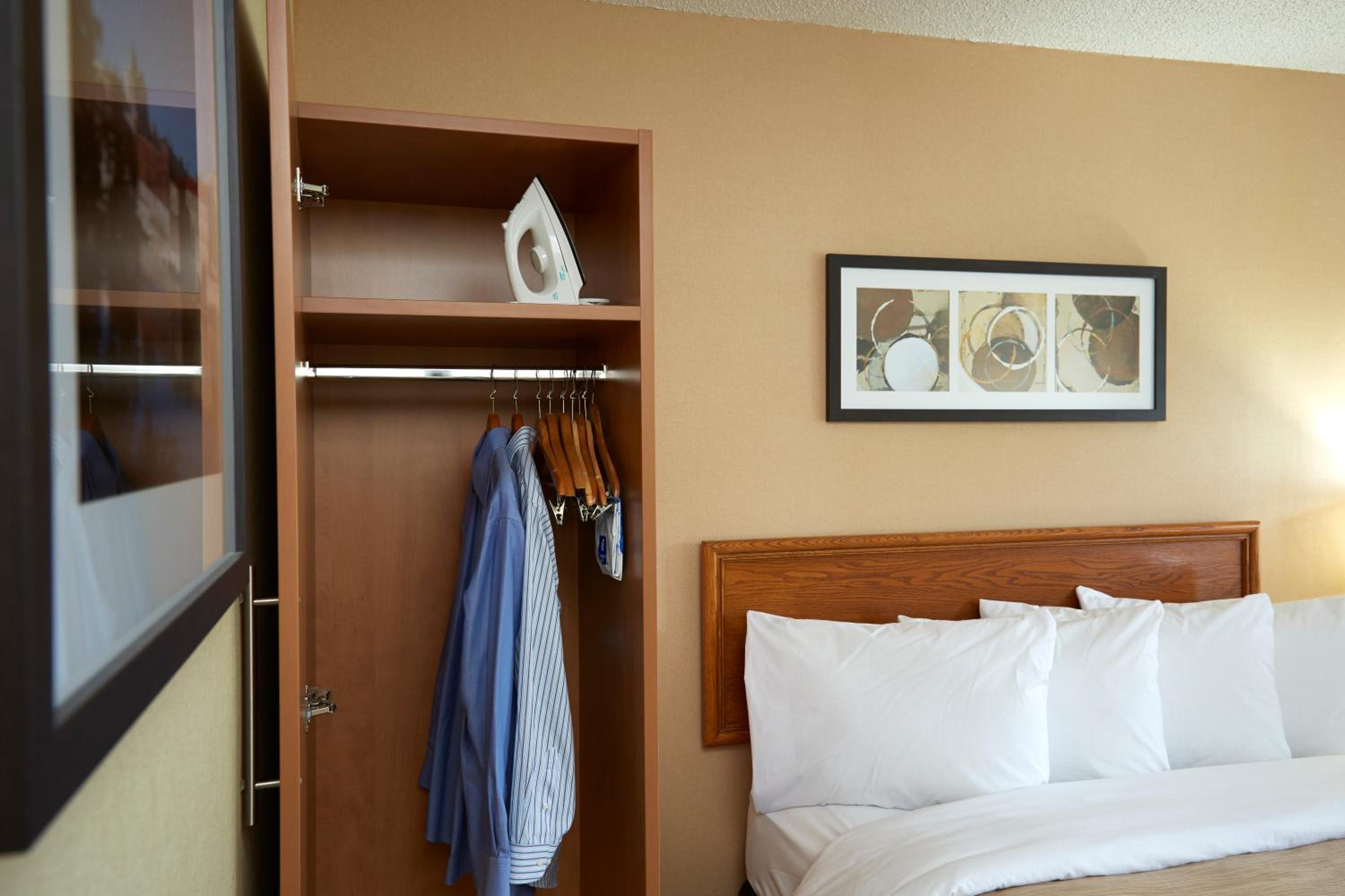 Queen Room with Two Queen Beds - Non-Smoking - Photo 2