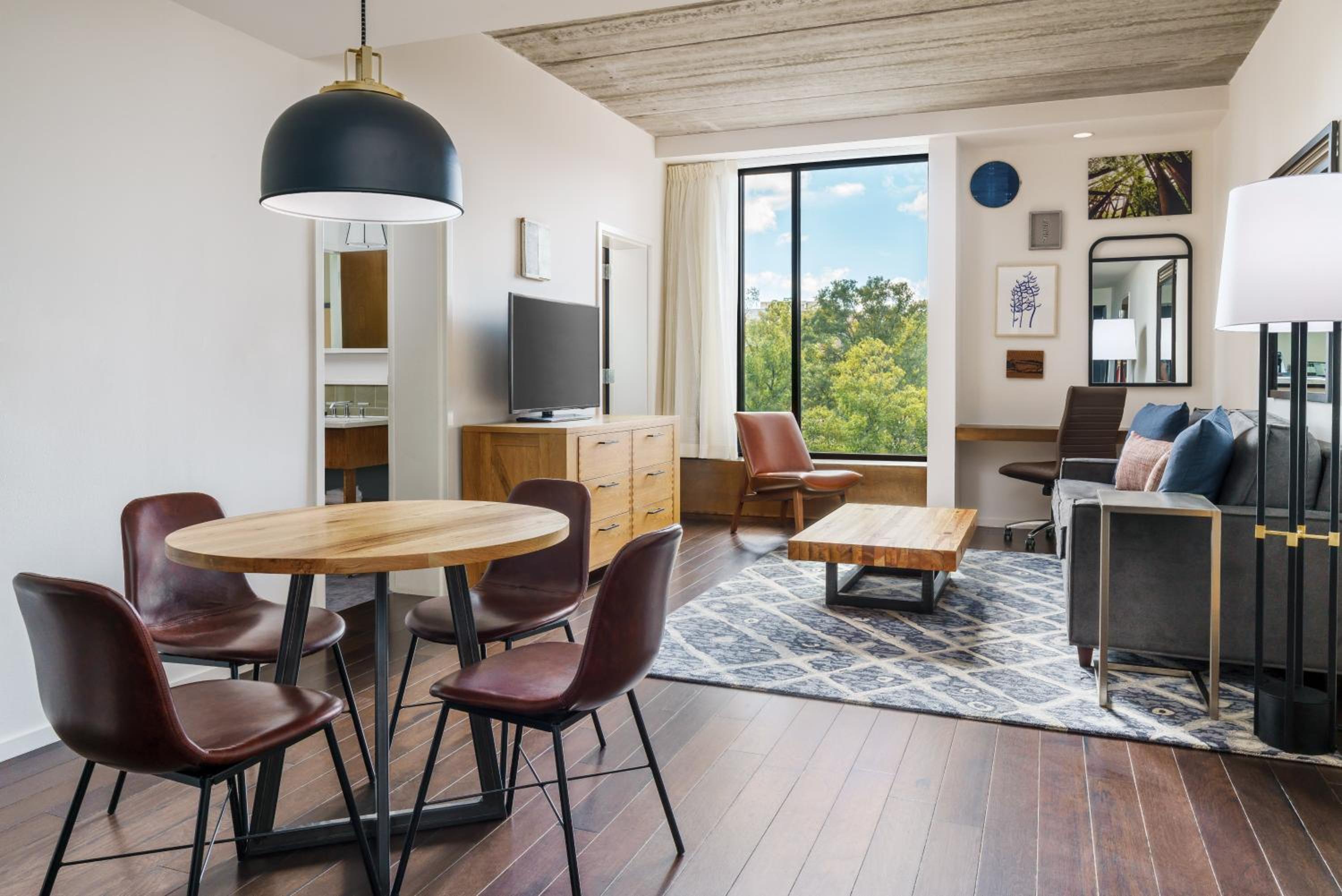 King Suite with Balcony - Photo 3