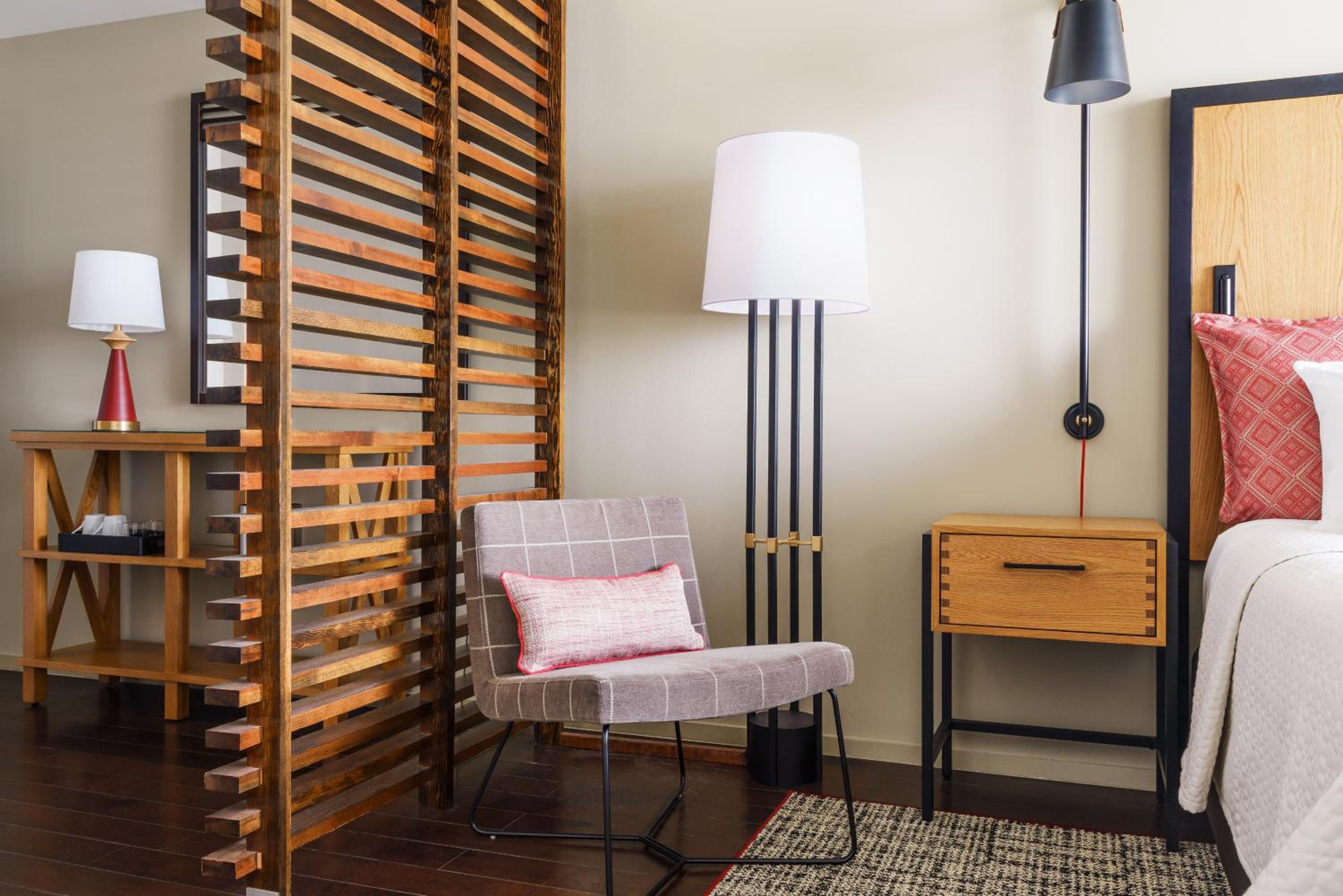 Standard King Room - Photo 7