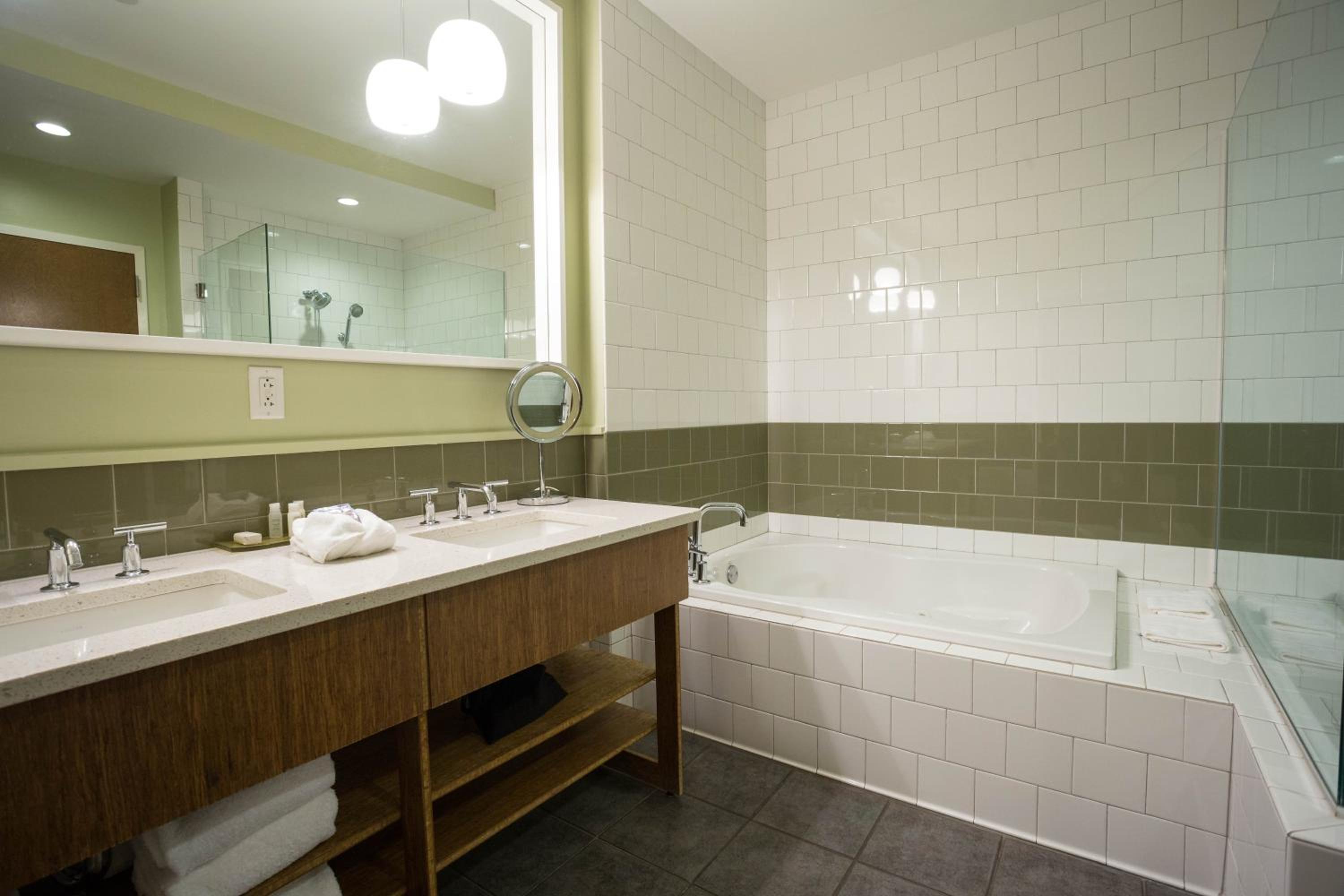 King Suite with Mobility Accessible Tub - Photo 3