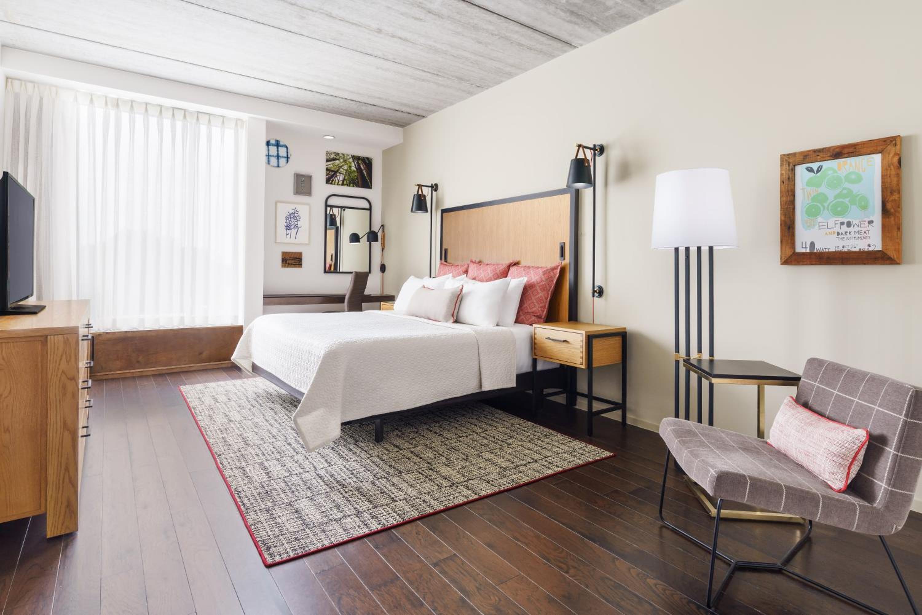 Standard King Room with Roll-in Shower - Mobility Accessible - Photo 1