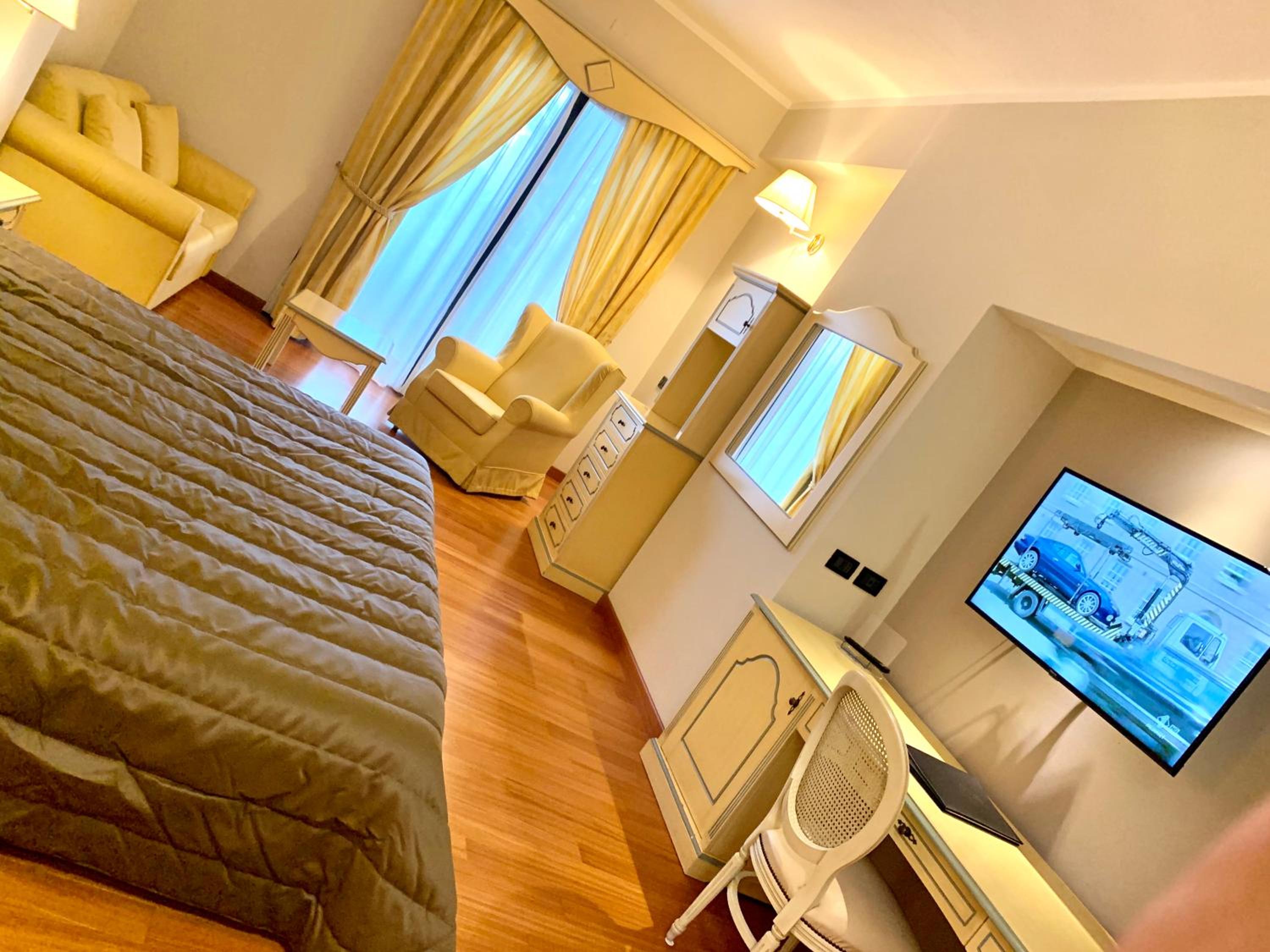 Junior Suite with Balcony - Photo 1