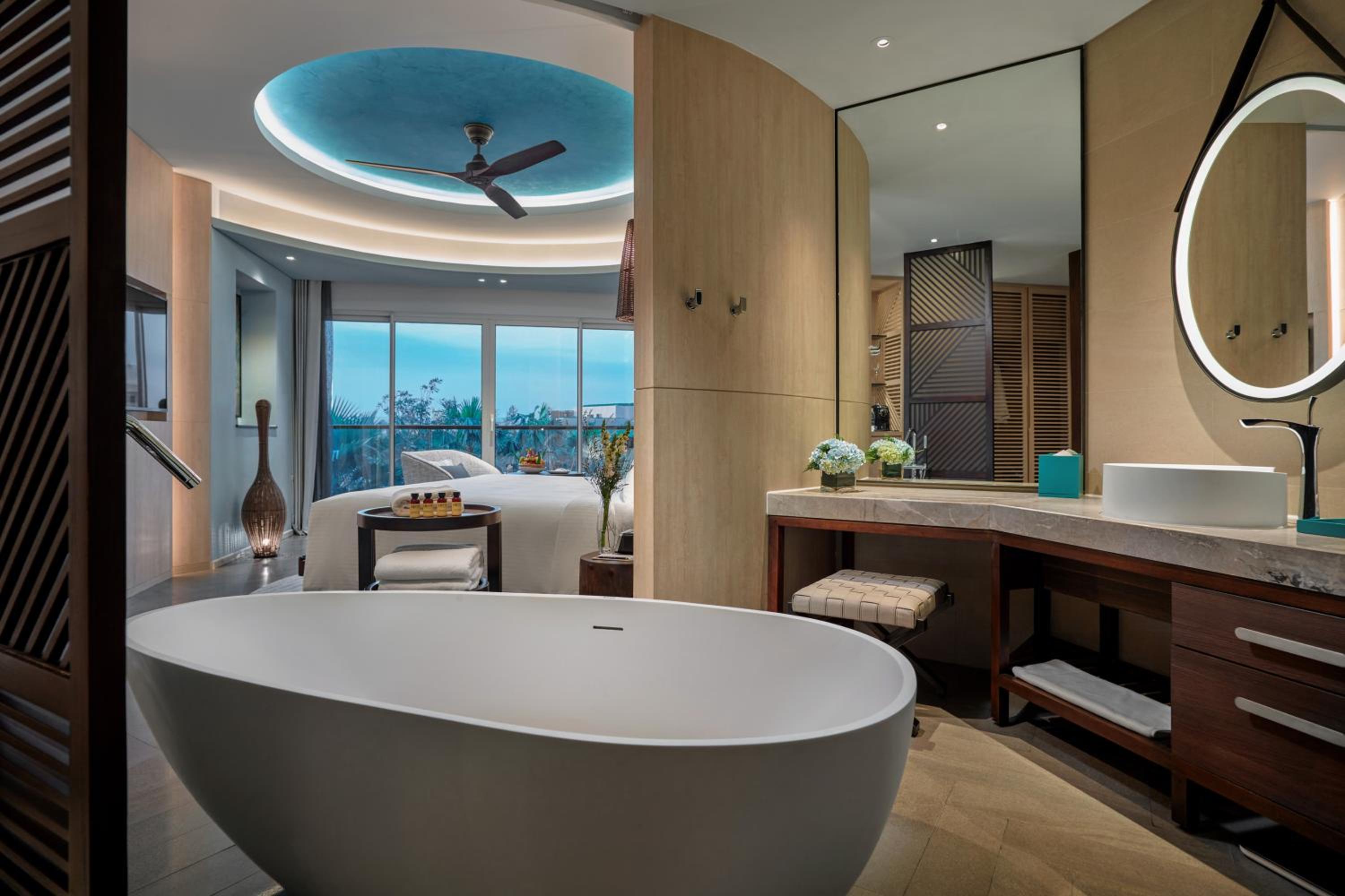Deluxe King Room with Garden View - Photo 6