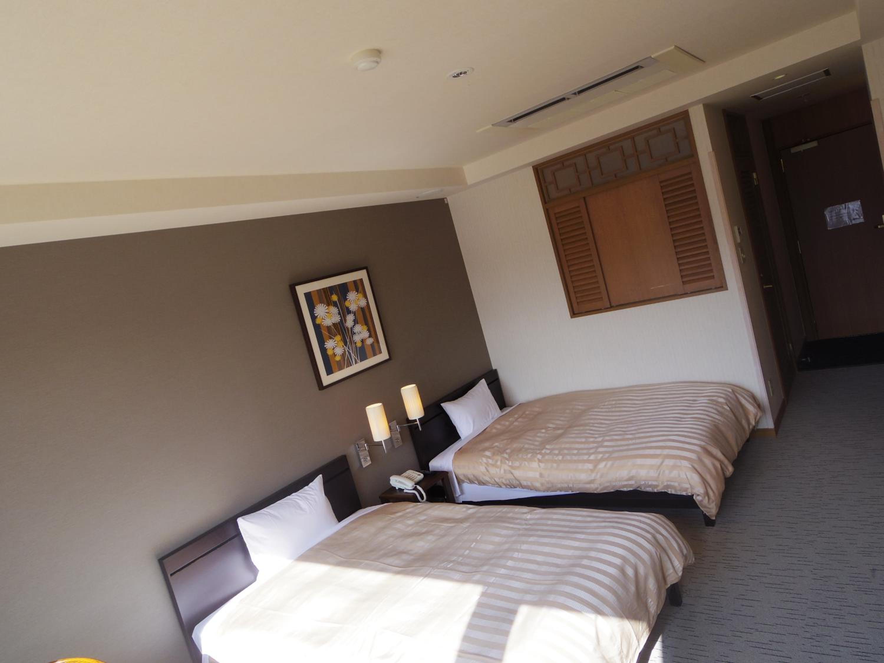 Twin Room with Shared Bathroom - Non-Smoking - Photo 8