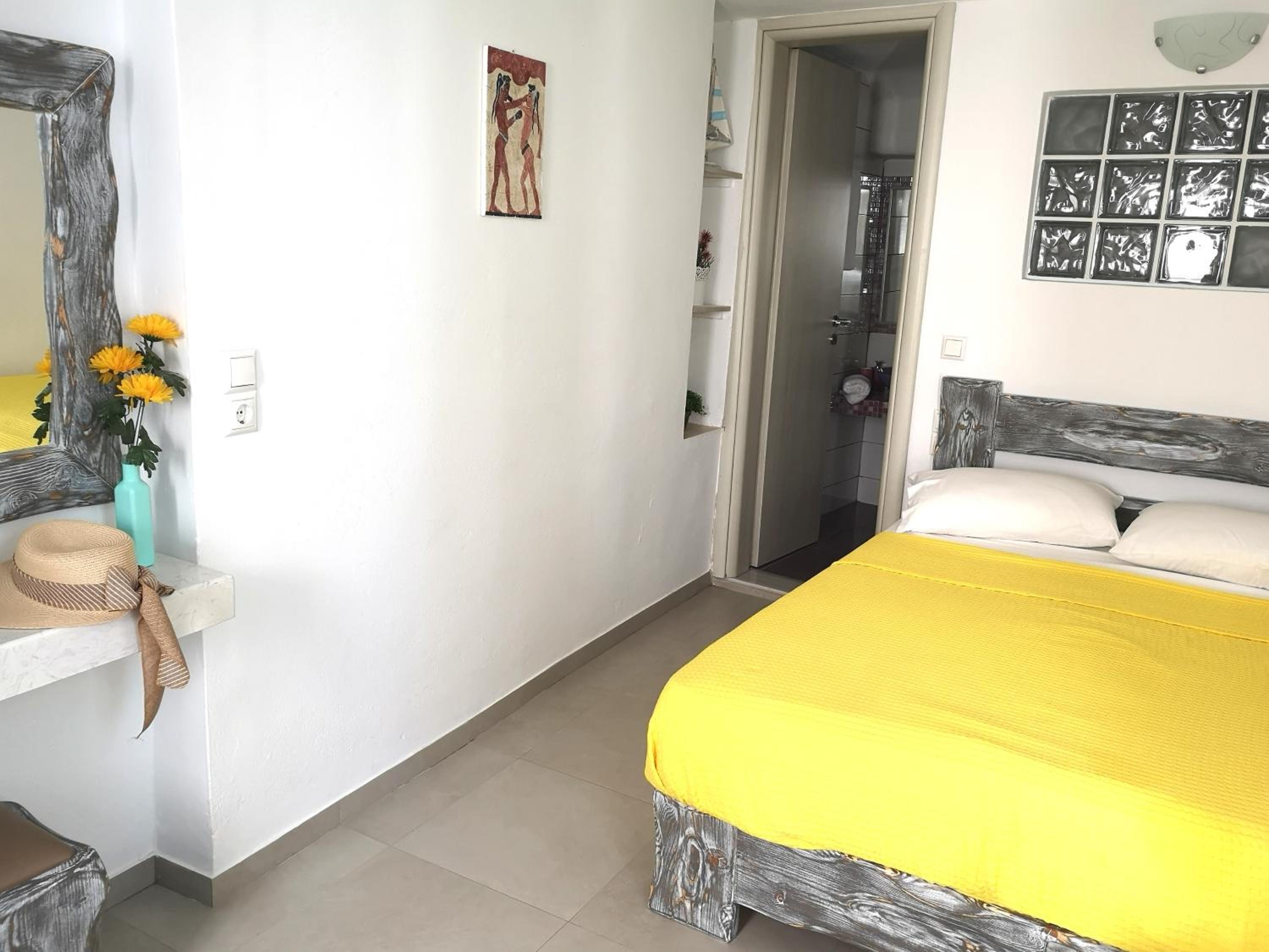 Budget Double Room - Photo 9
