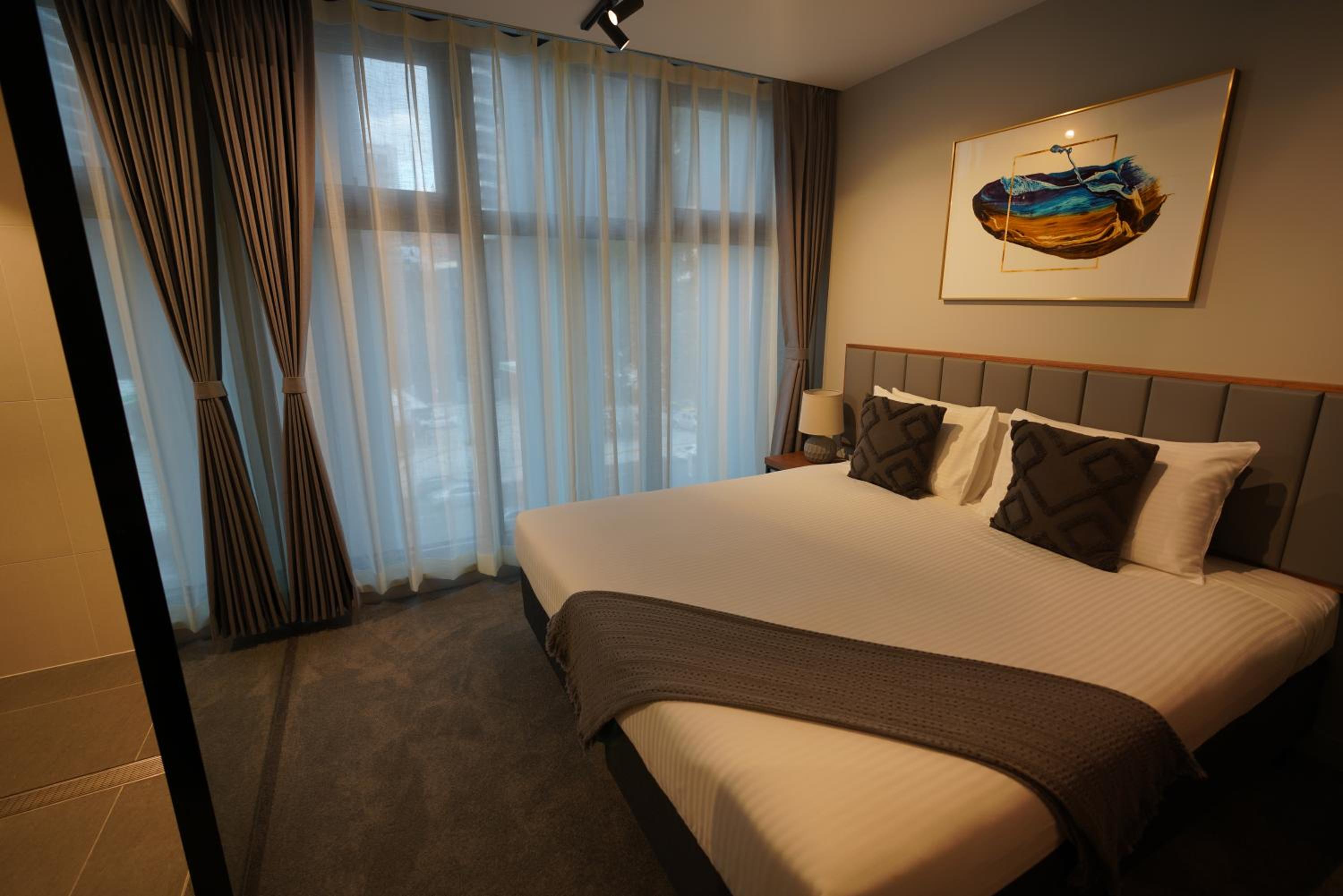 One-Bedroom Apartment - Photo 3
