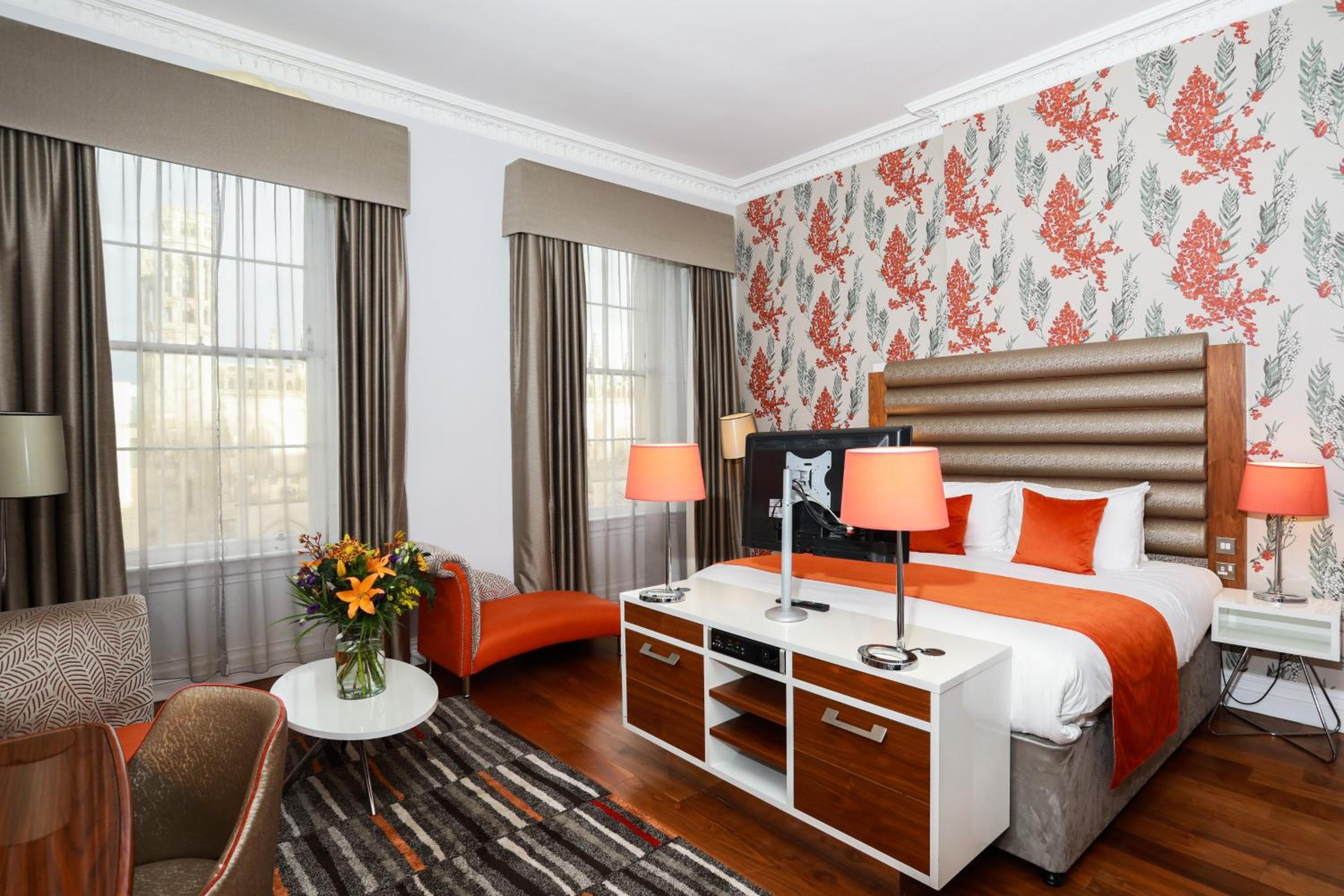 Premium King Room - Photo 8