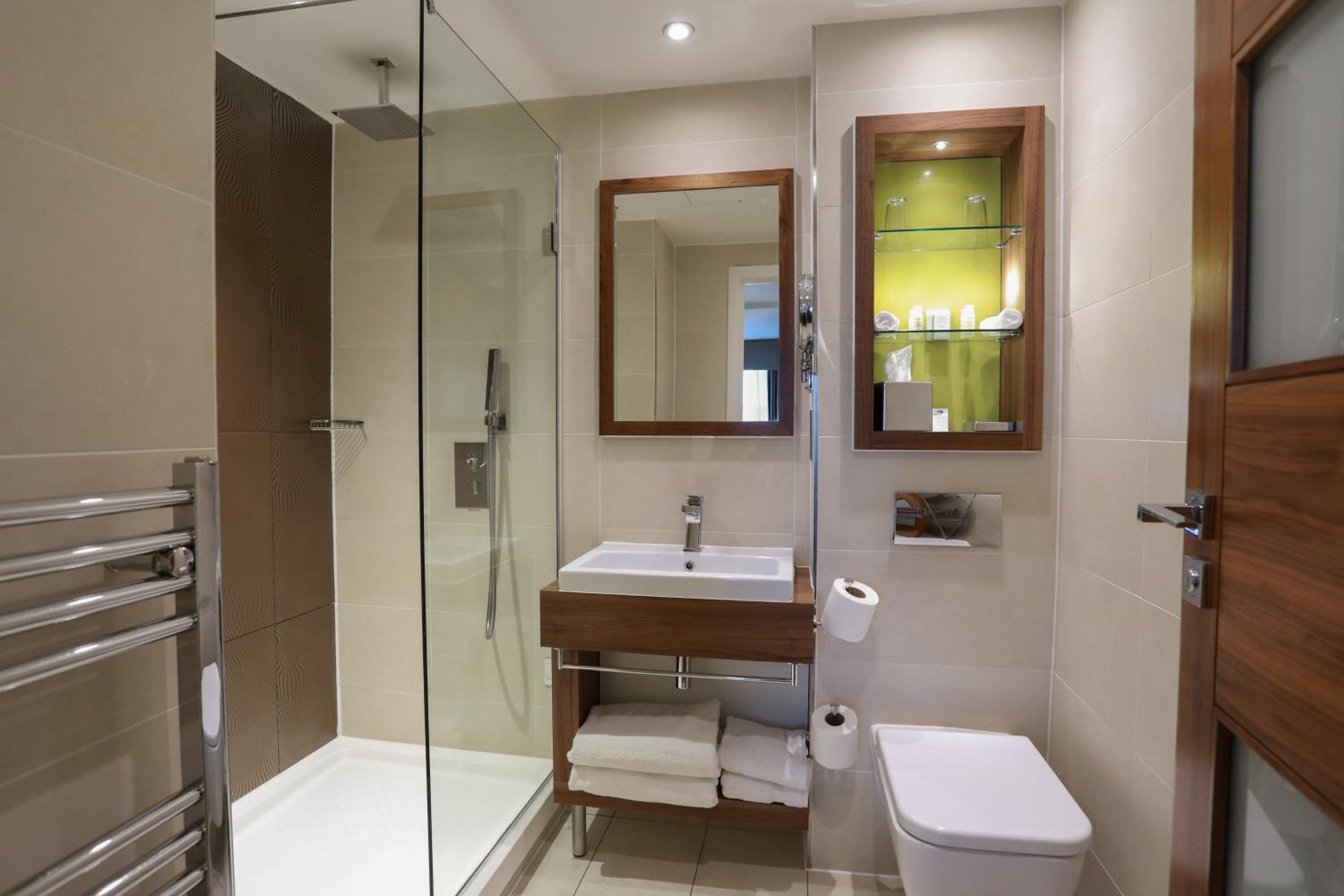 Premium King Room - Photo 10